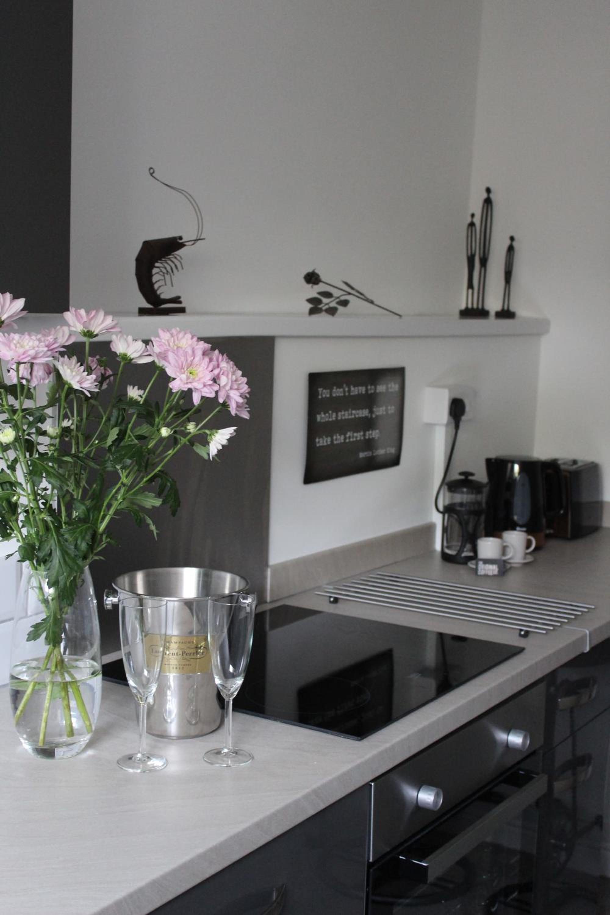 *Hidden Gem* Stylish apartment* Walk to beach view 4