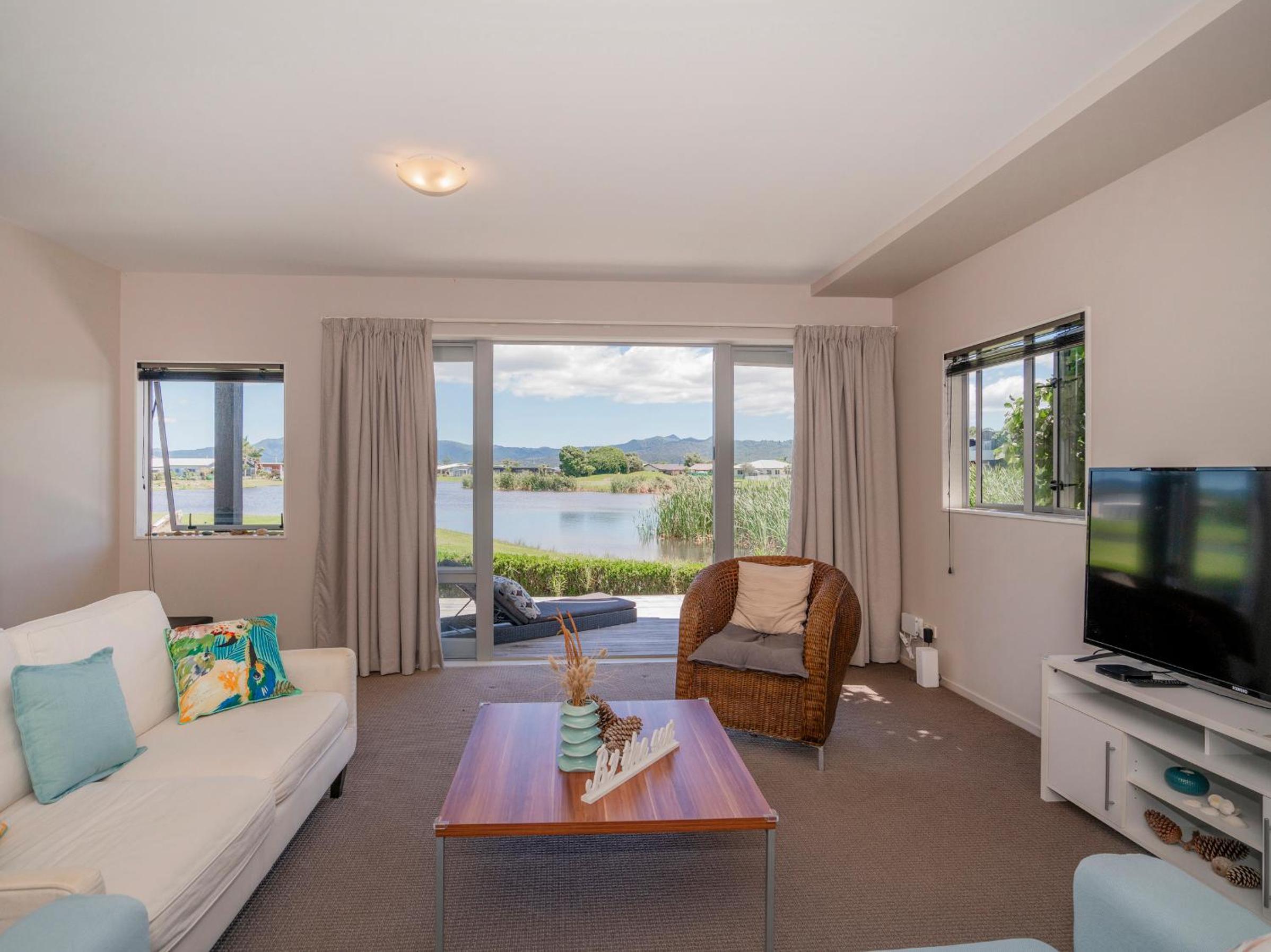 Golfer's Paradise - Matarangi Holiday Home view 2