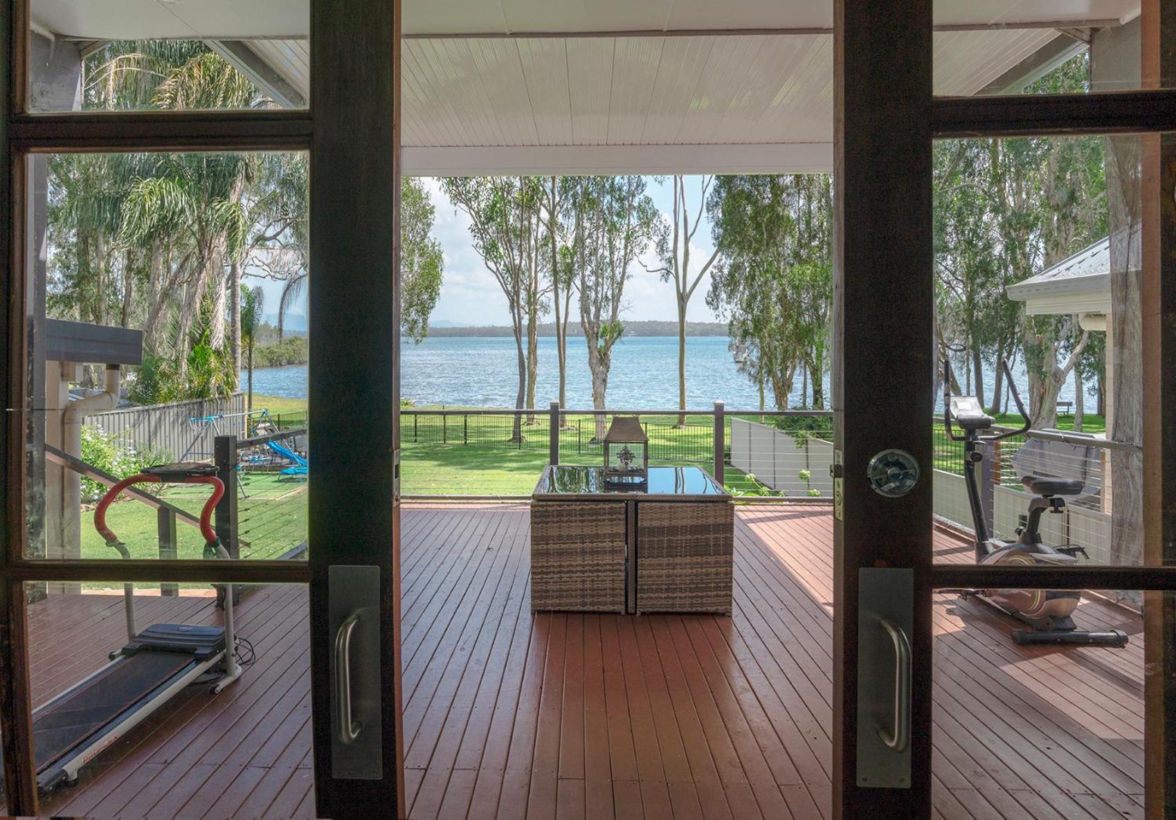 Getaway Lakefront Environmental House on Lake Macquarie with Water View