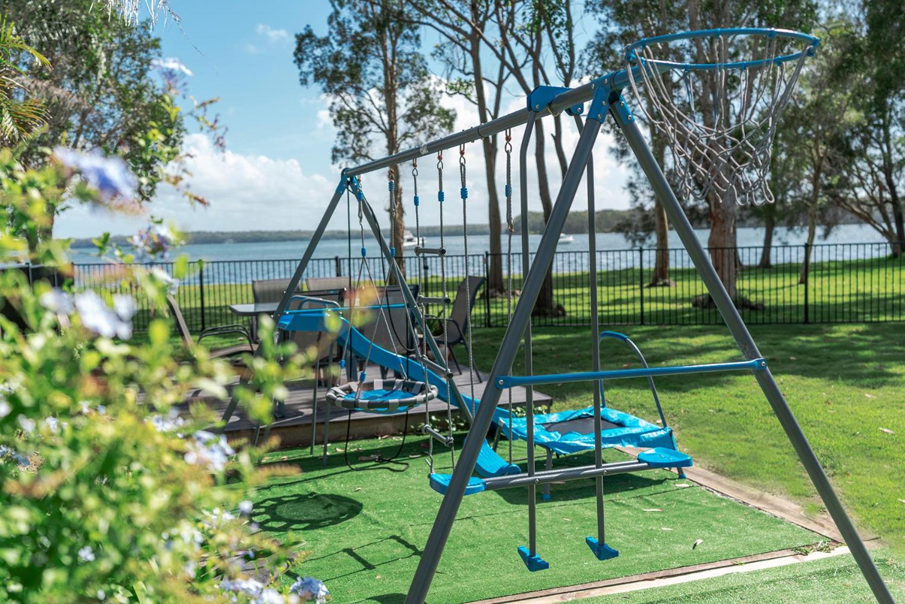 Getaway Lakefront Environmental House on Lake Macquarie with Water View