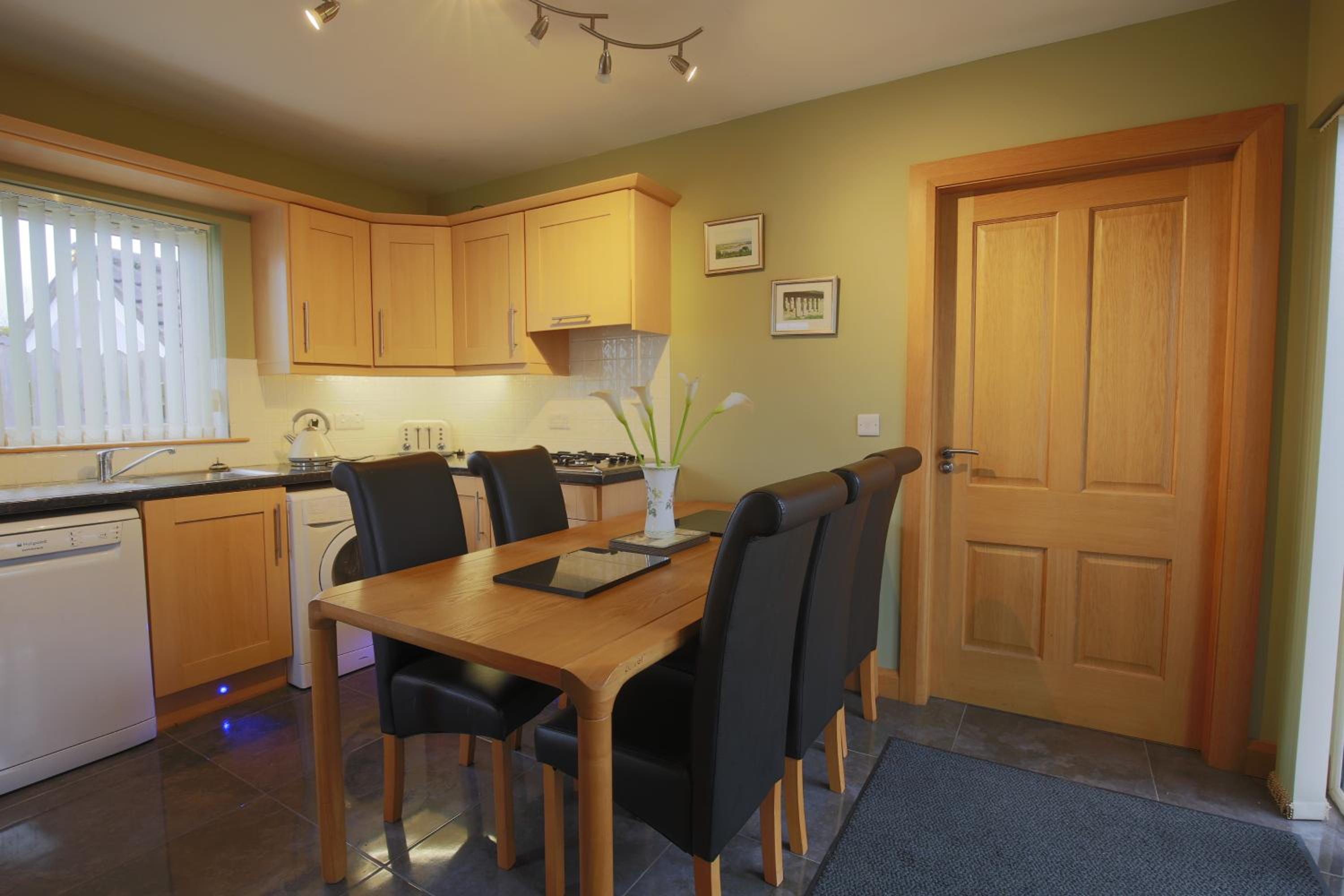 Spacious 4 Bedroom Home - 5 min walk to town view 4