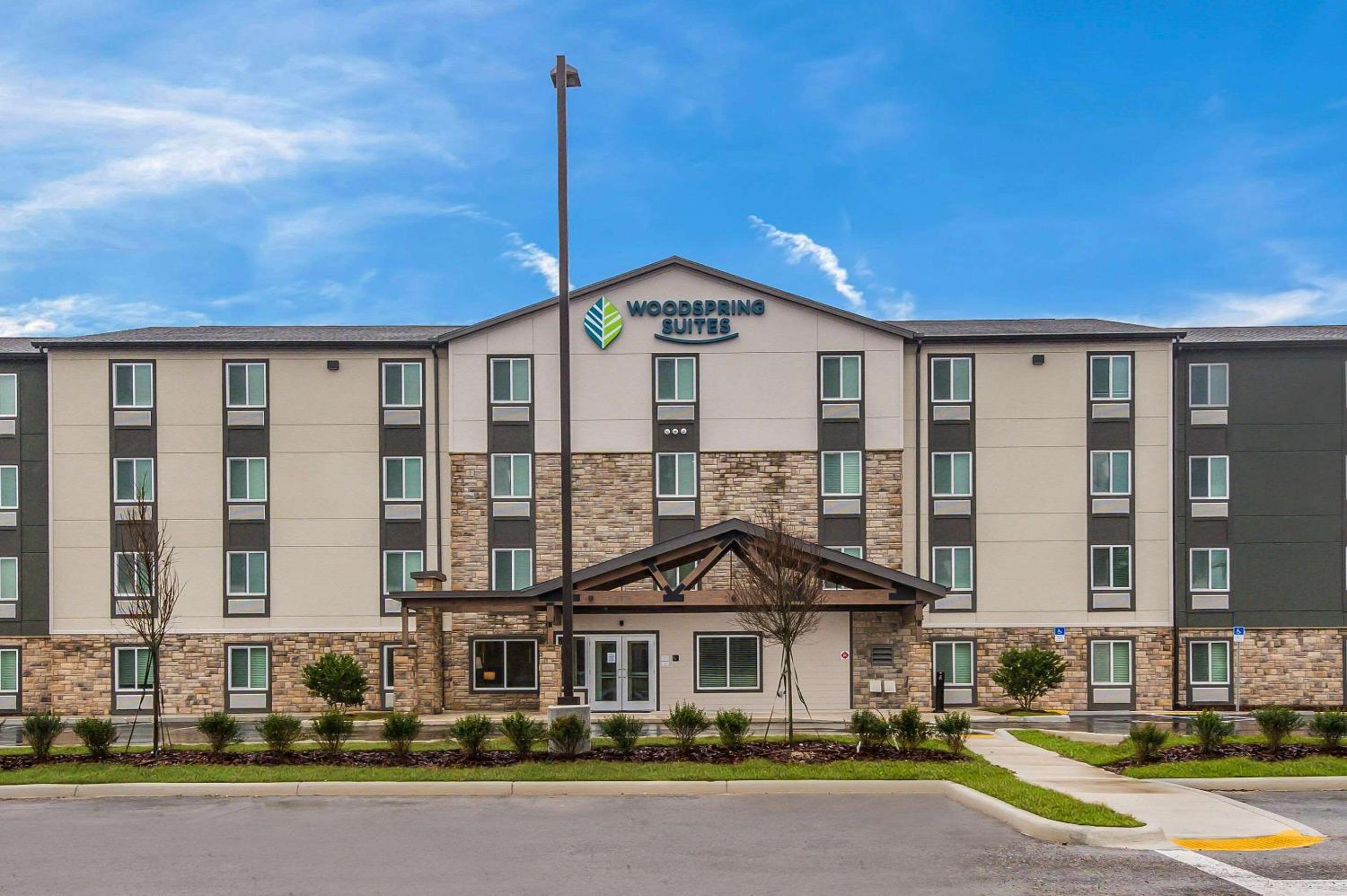 Hotel WoodSpring Suites Tampa Airport North Veterans Expressway - Image 1