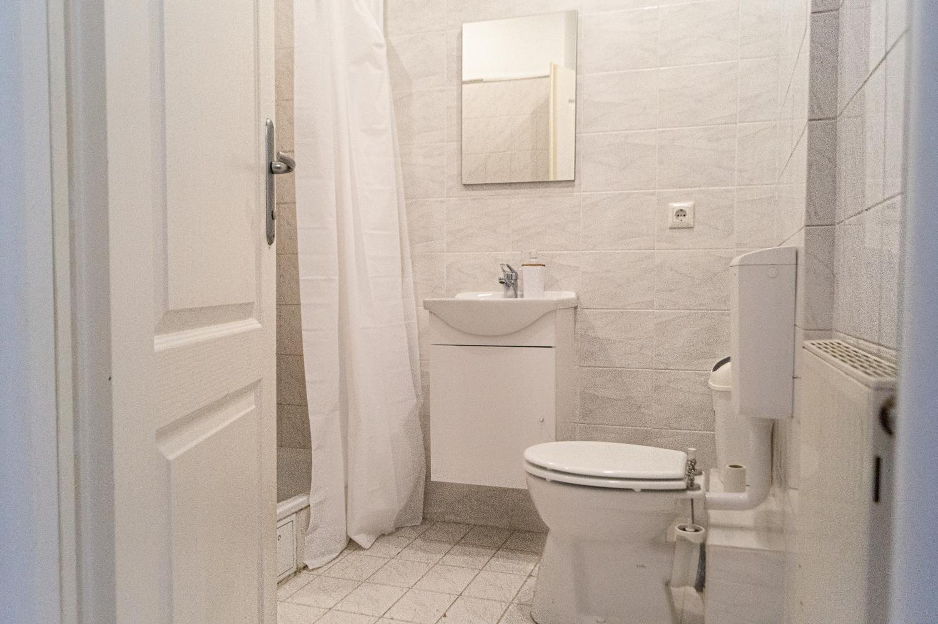 Pleasant 4 private rooms in shared Apartment- Ideal for short & Longstays