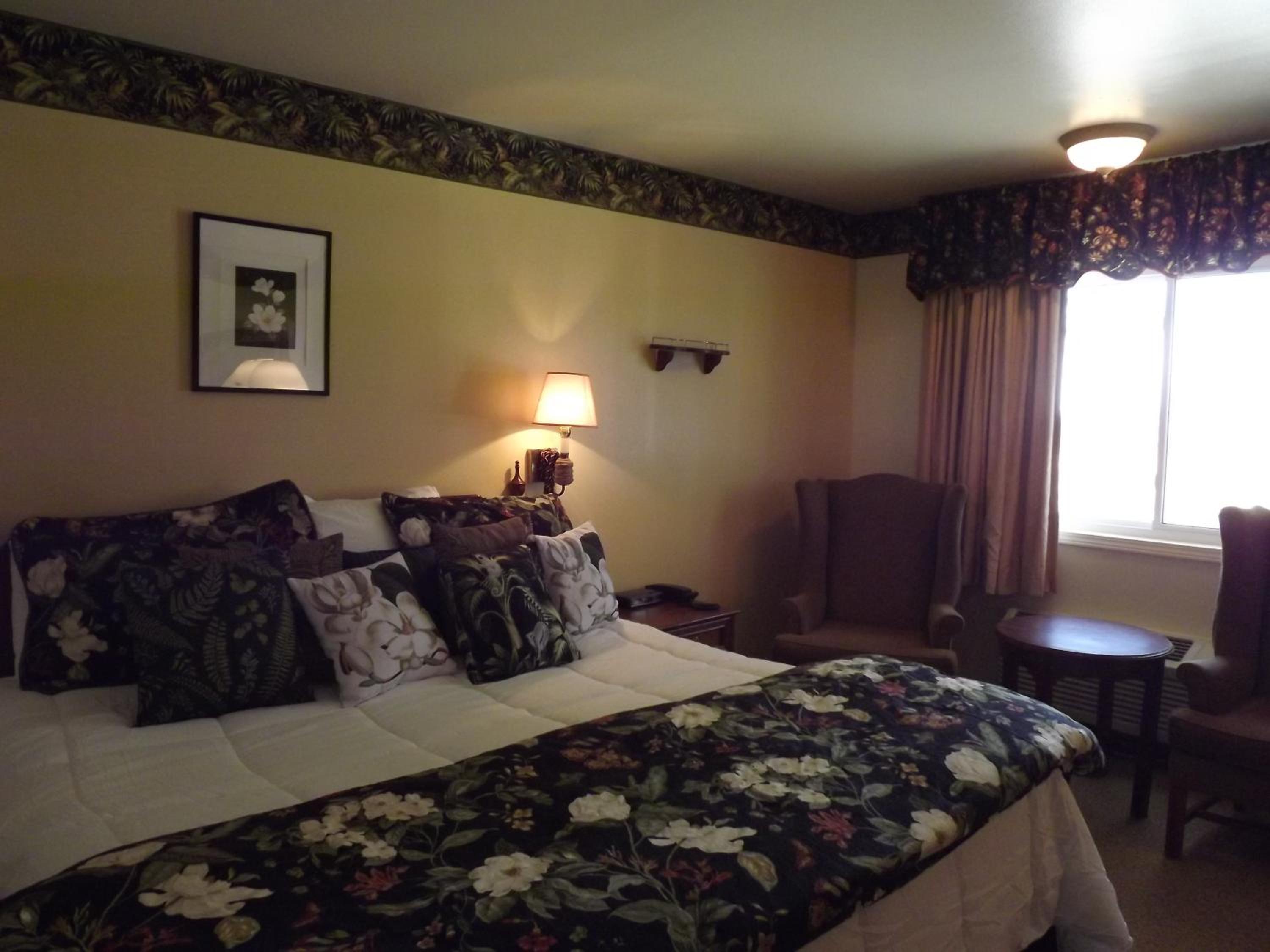 Crest Country Inn