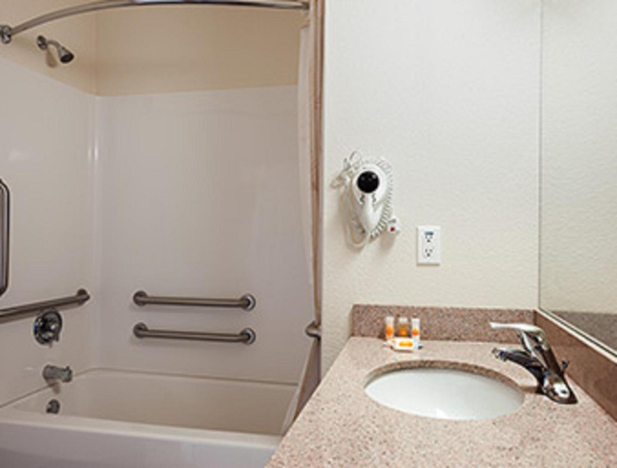 Days Inn & Suites by Wyndham Columbus NE