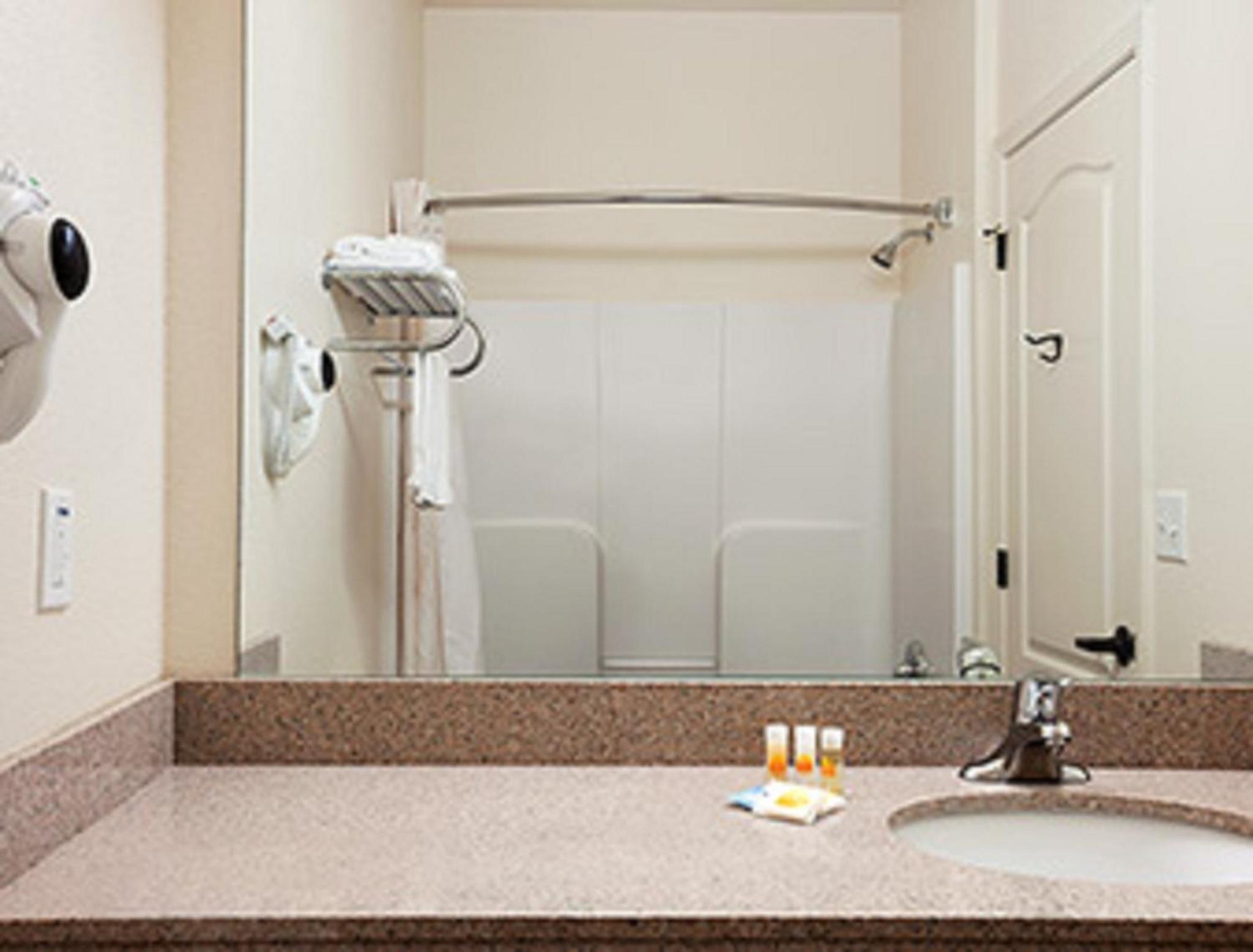 Days Inn & Suites by Wyndham Columbus NE