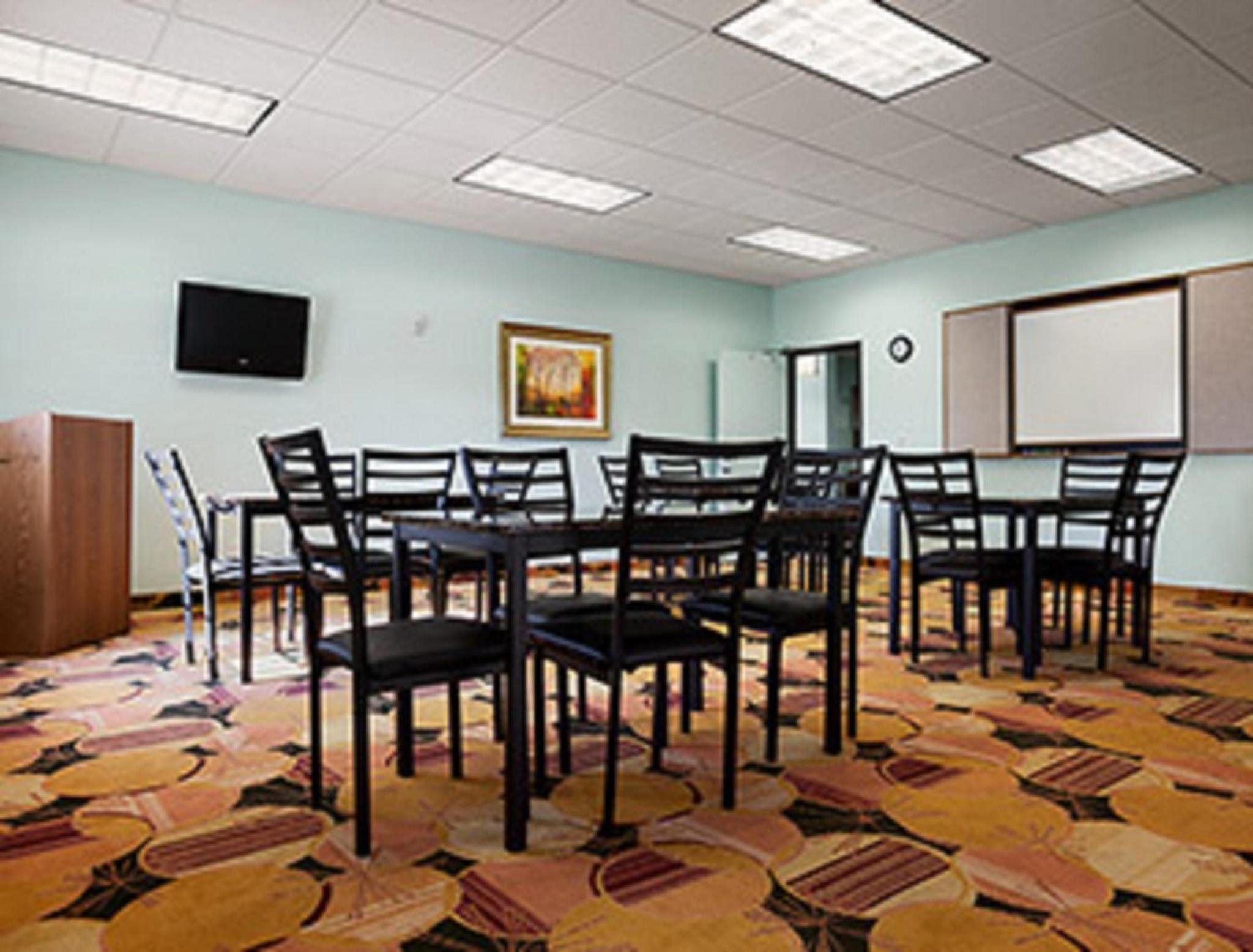 Days Inn & Suites by Wyndham Columbus NE