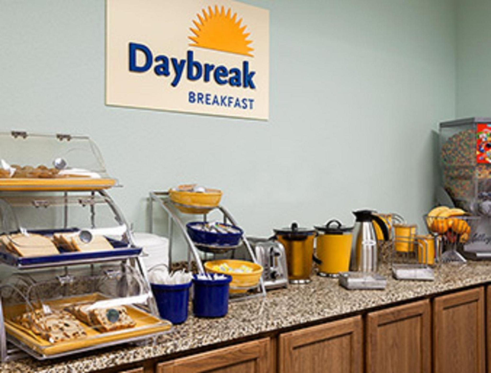 Days Inn & Suites by Wyndham Columbus NE