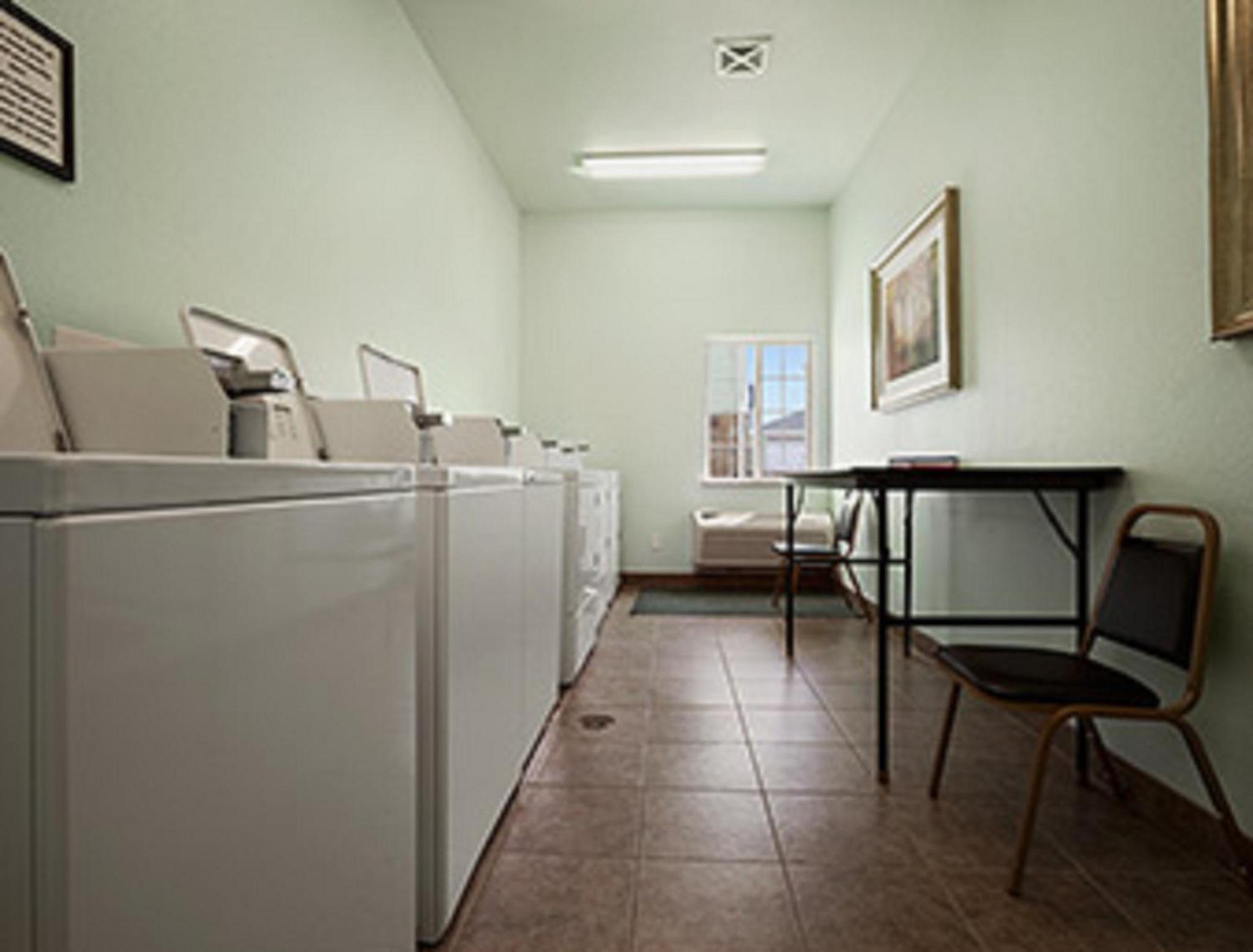 Days Inn & Suites by Wyndham Columbus NE