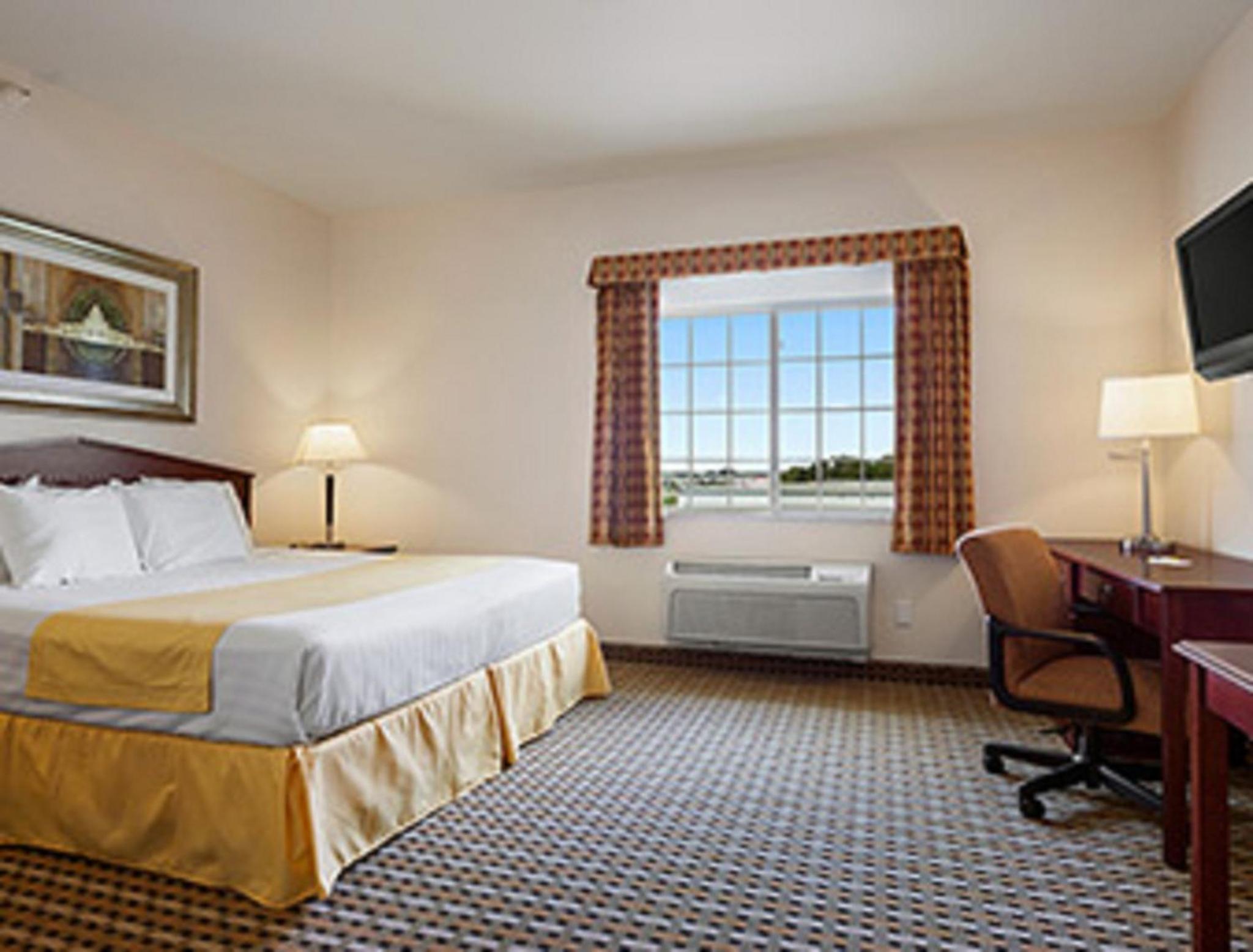 Days Inn & Suites by Wyndham Columbus NE