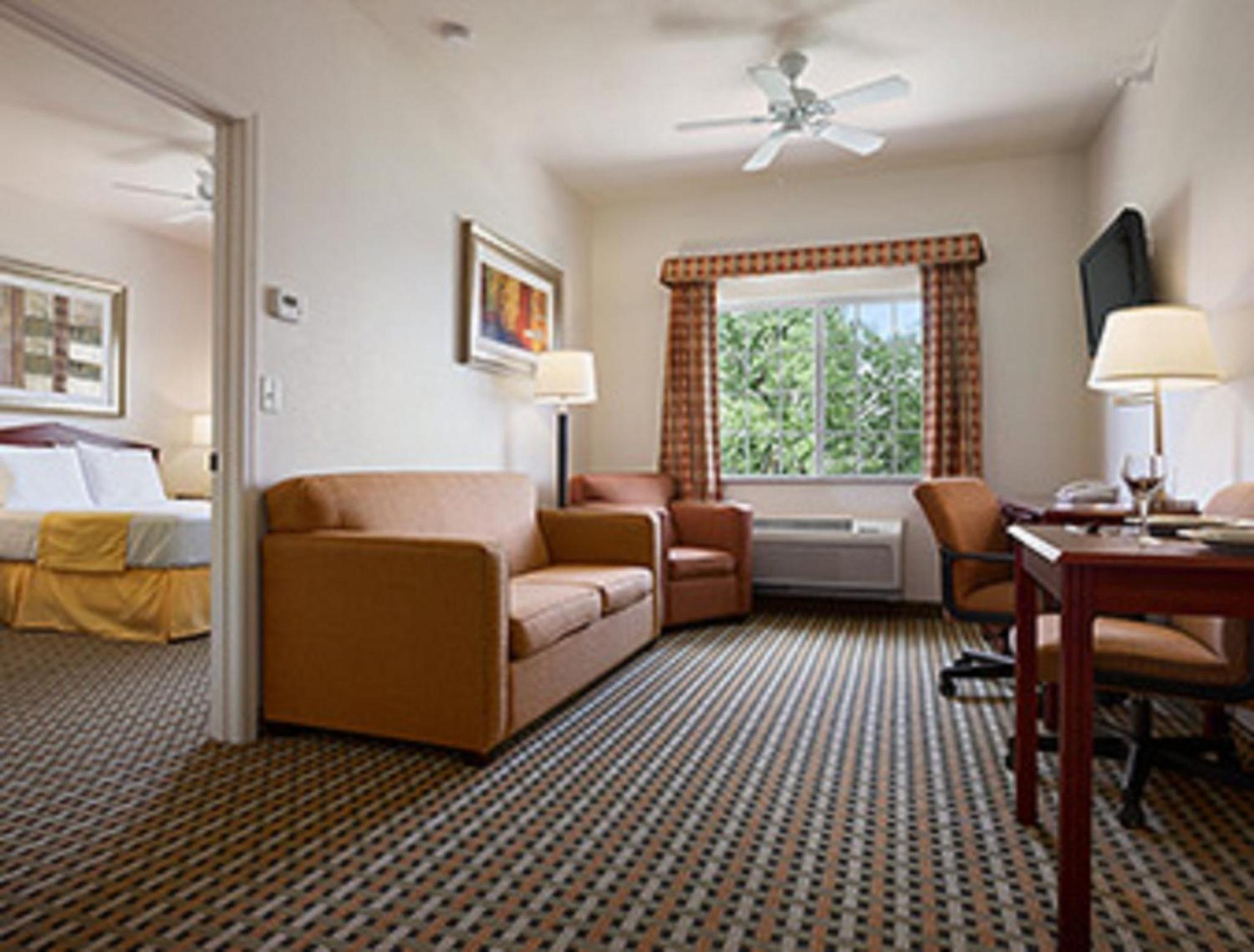 Days Inn & Suites by Wyndham Columbus NE