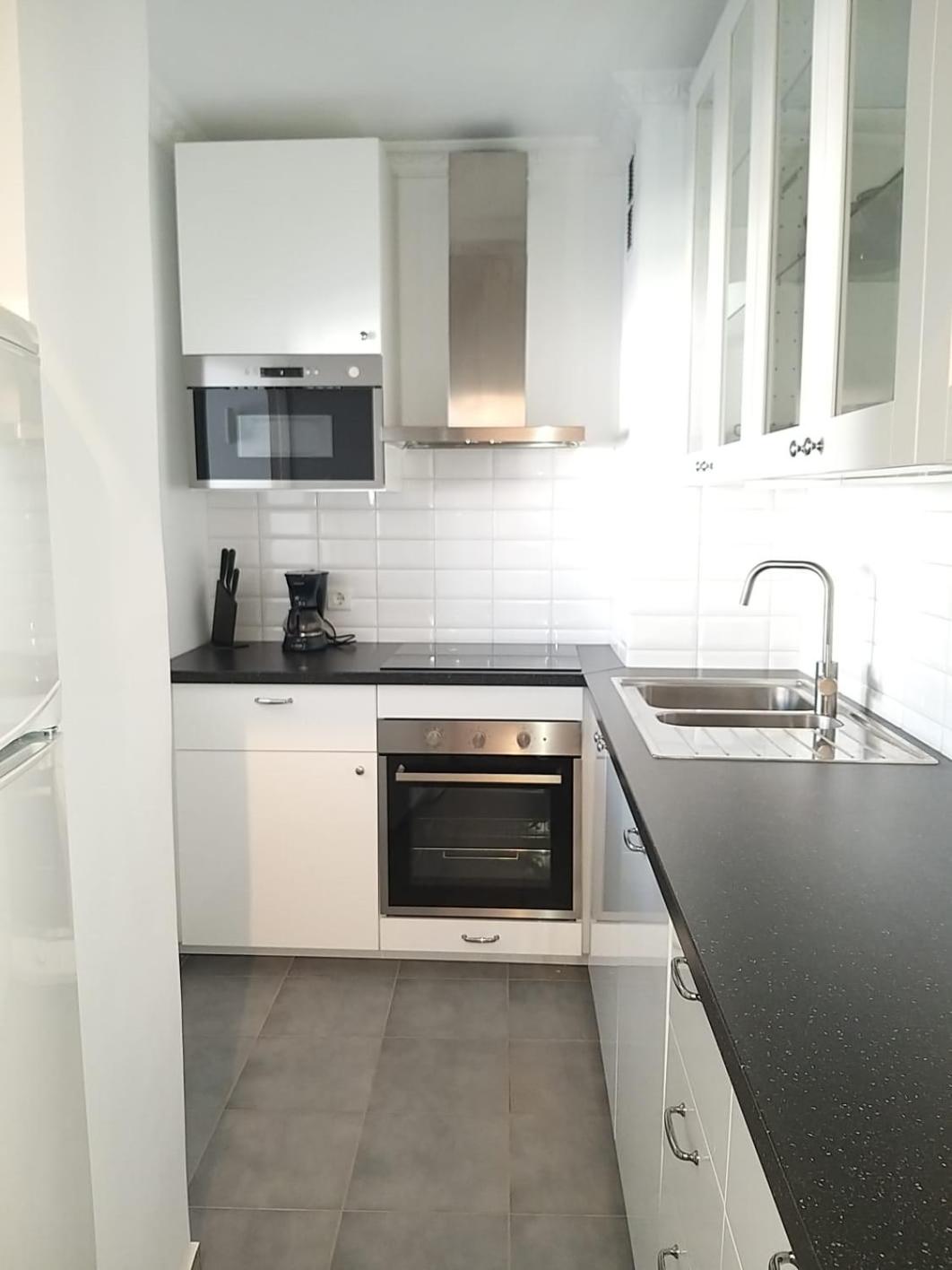 APARTAMENTOS ALBAIDA en Nerja — kitchen