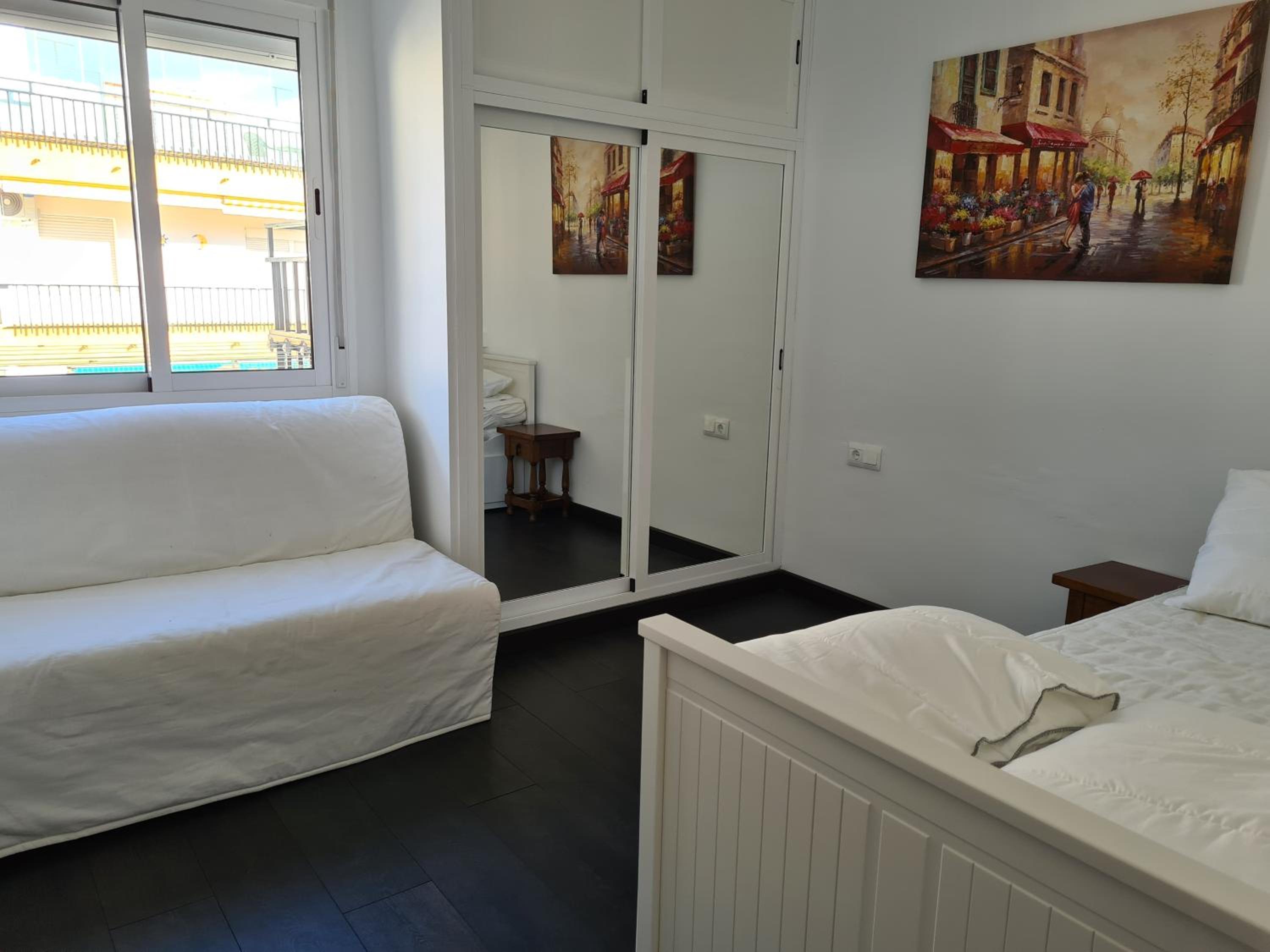 APARTAMENTOS ALBAIDA en Nerja — hotel room