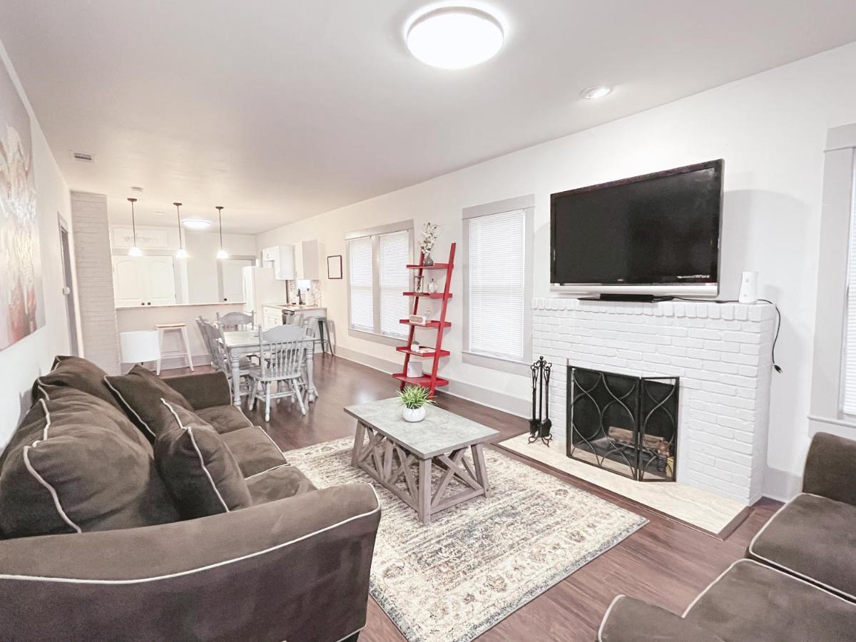 THE FARMHOUSE - FAMILY FRIENDLY DOWNTOWN COTTAGE view 4