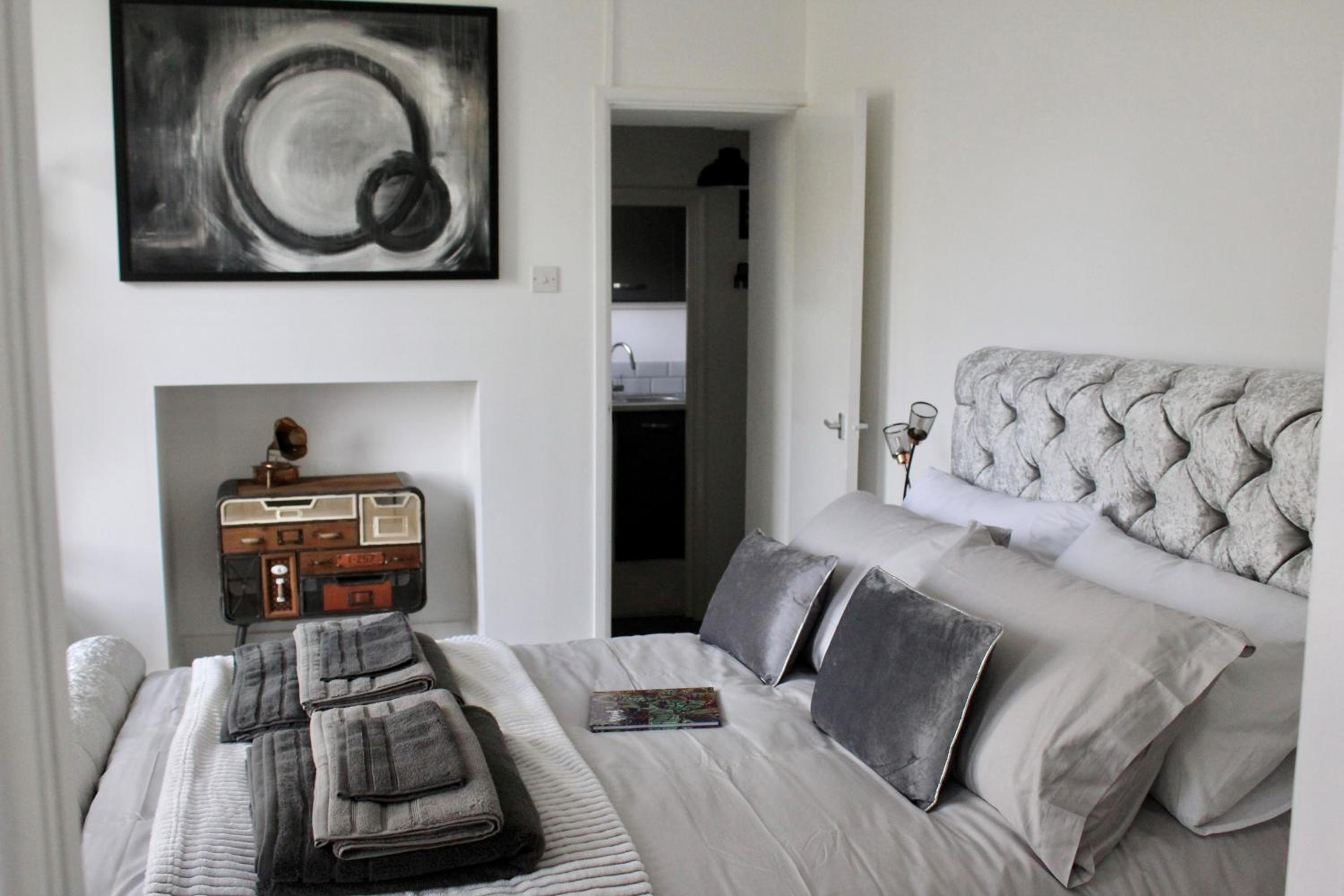 *Hidden Gem* Stylish apartment* Walk to beach view 2