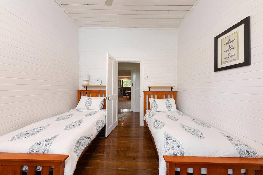 Katandra Homestead, farm on the lake, close to beaches and national park