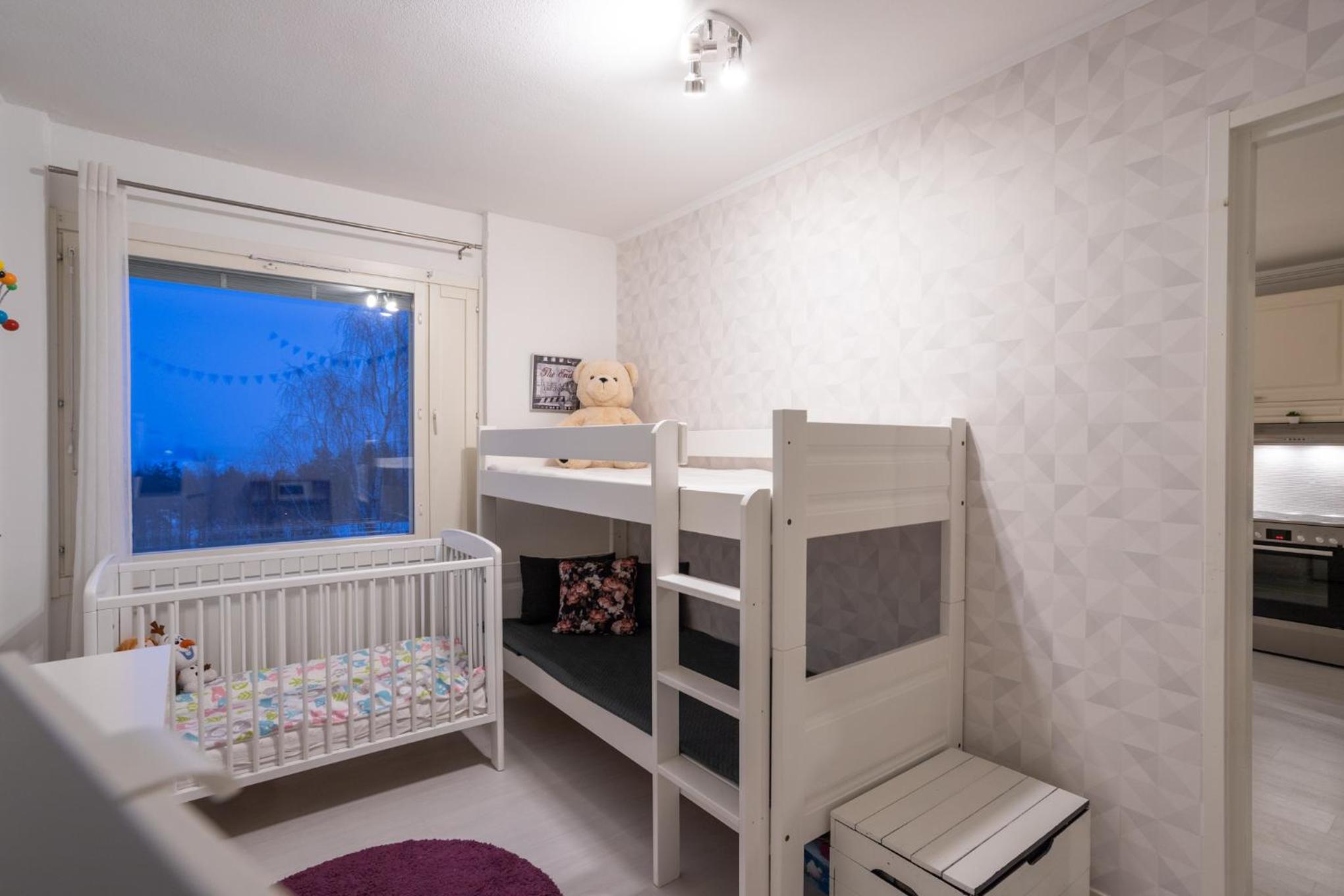 Modern design w/balcony, free parking,WiFi & A/C view 5