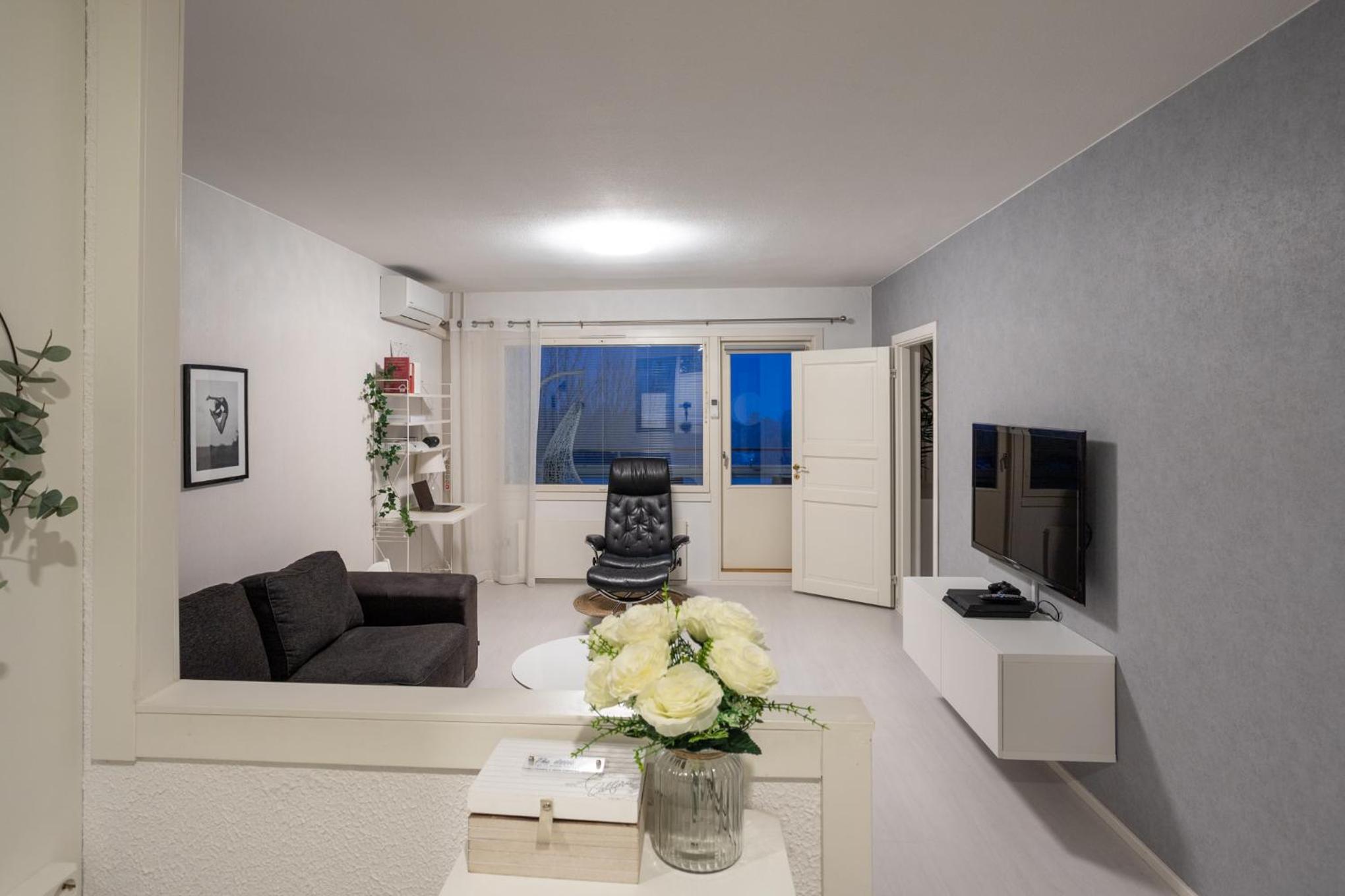 Modern design w/balcony, free parking,WiFi & A/C view 2