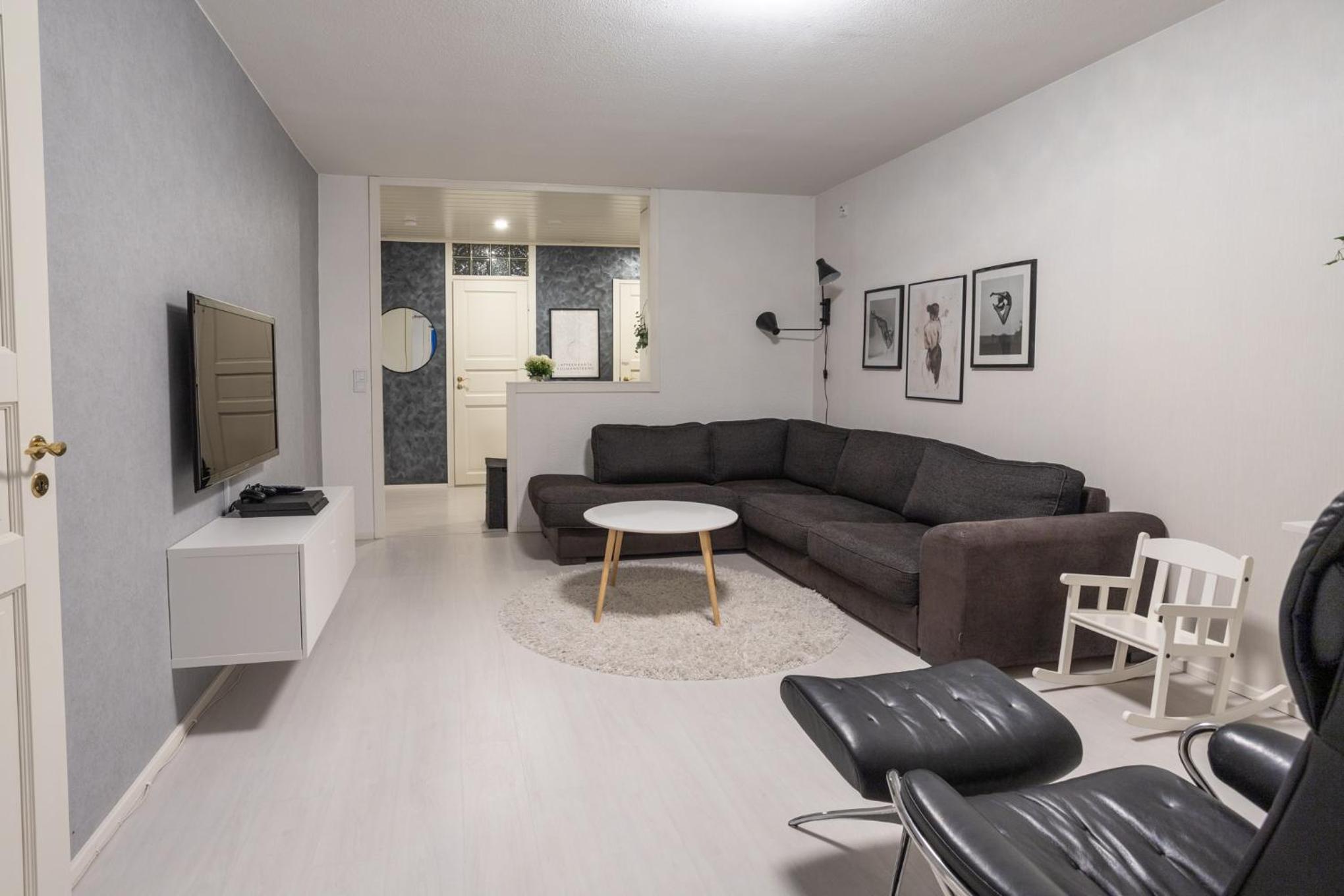 Modern design w/balcony, free parking,WiFi & A/C view 3