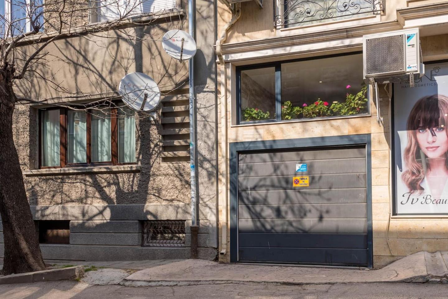 Minimalistic 1BR flat with a Parking spot