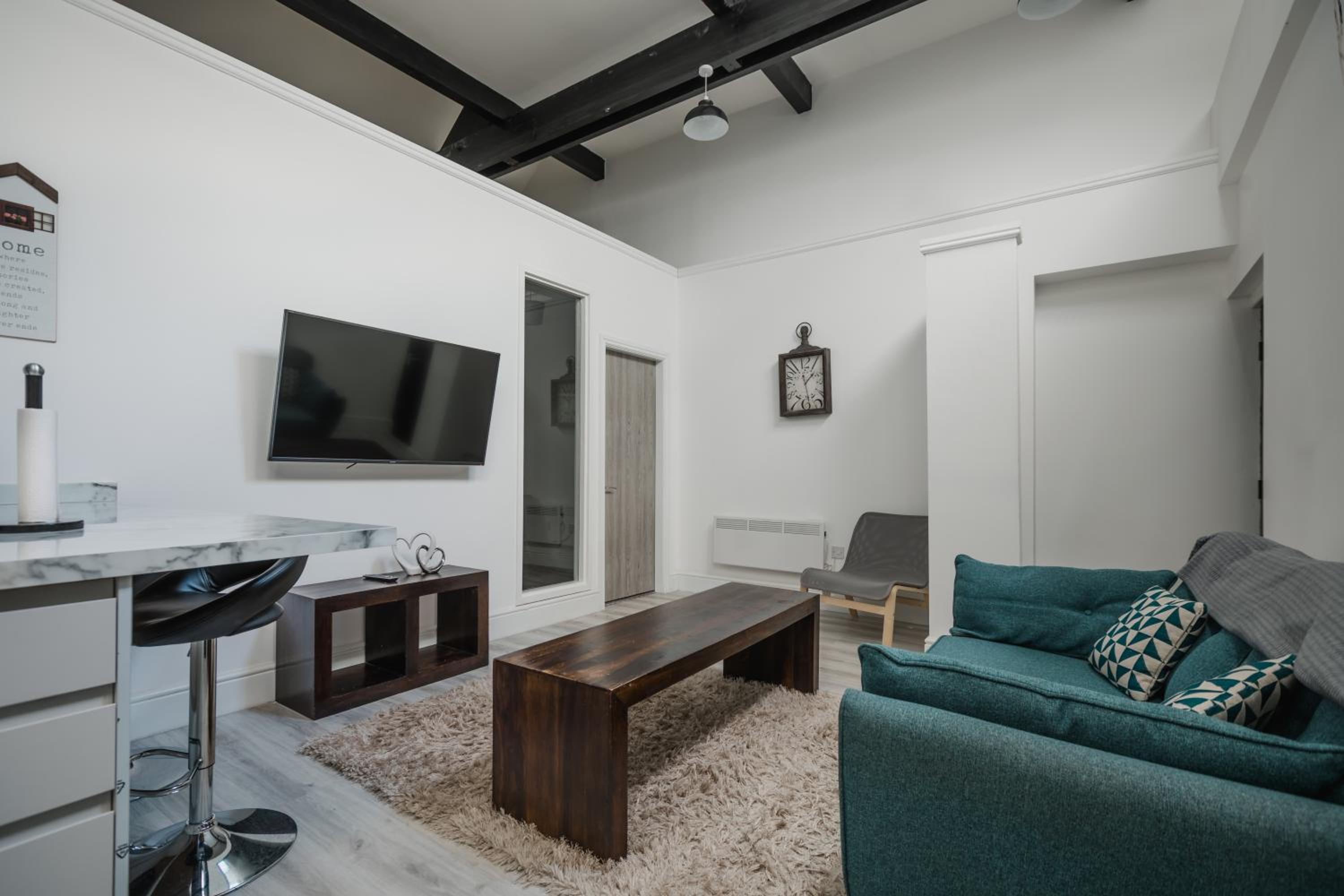 Hullidays-Theatre Hideout Apartment view 3