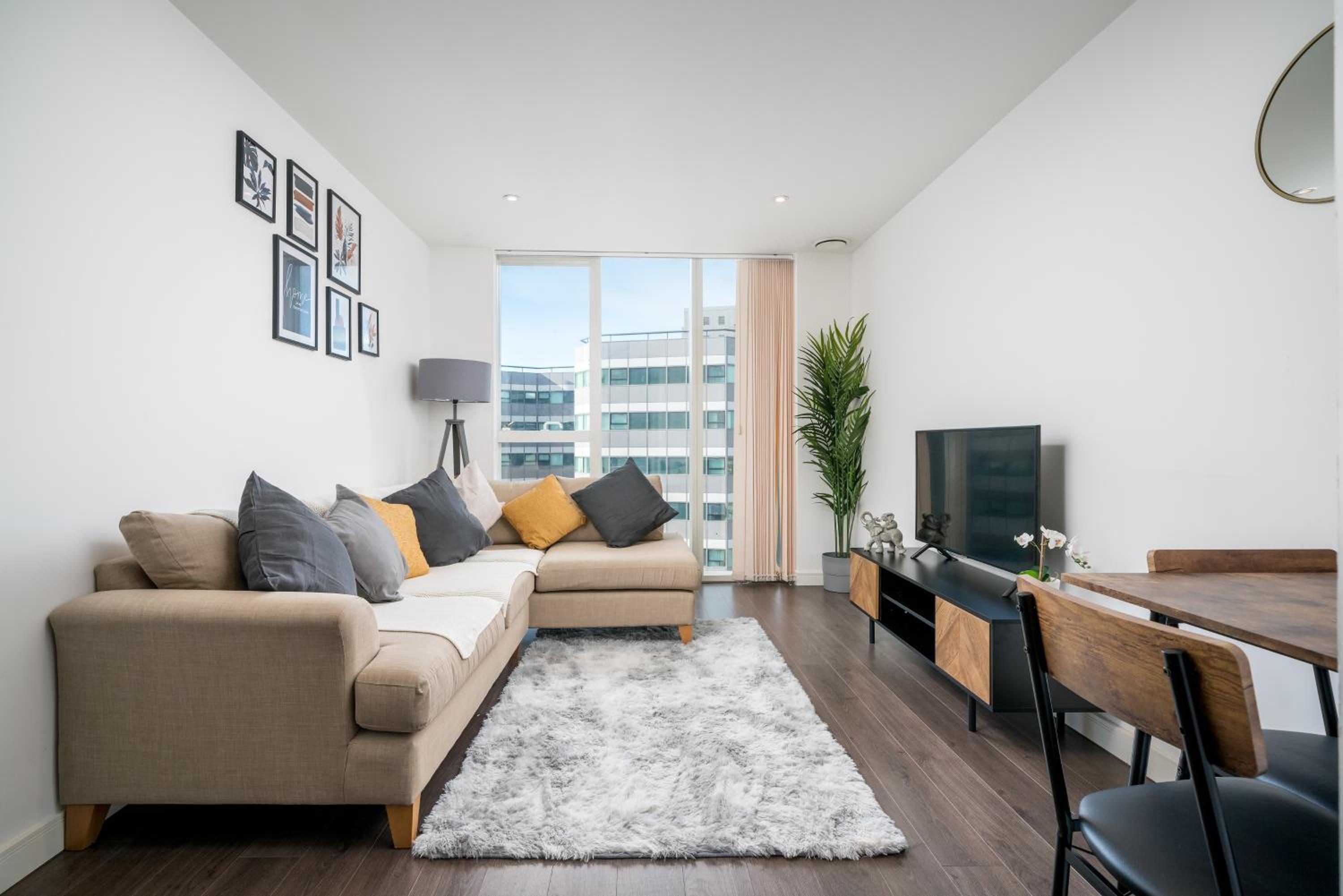 Croydon Saffron Mordern Apartment view 3