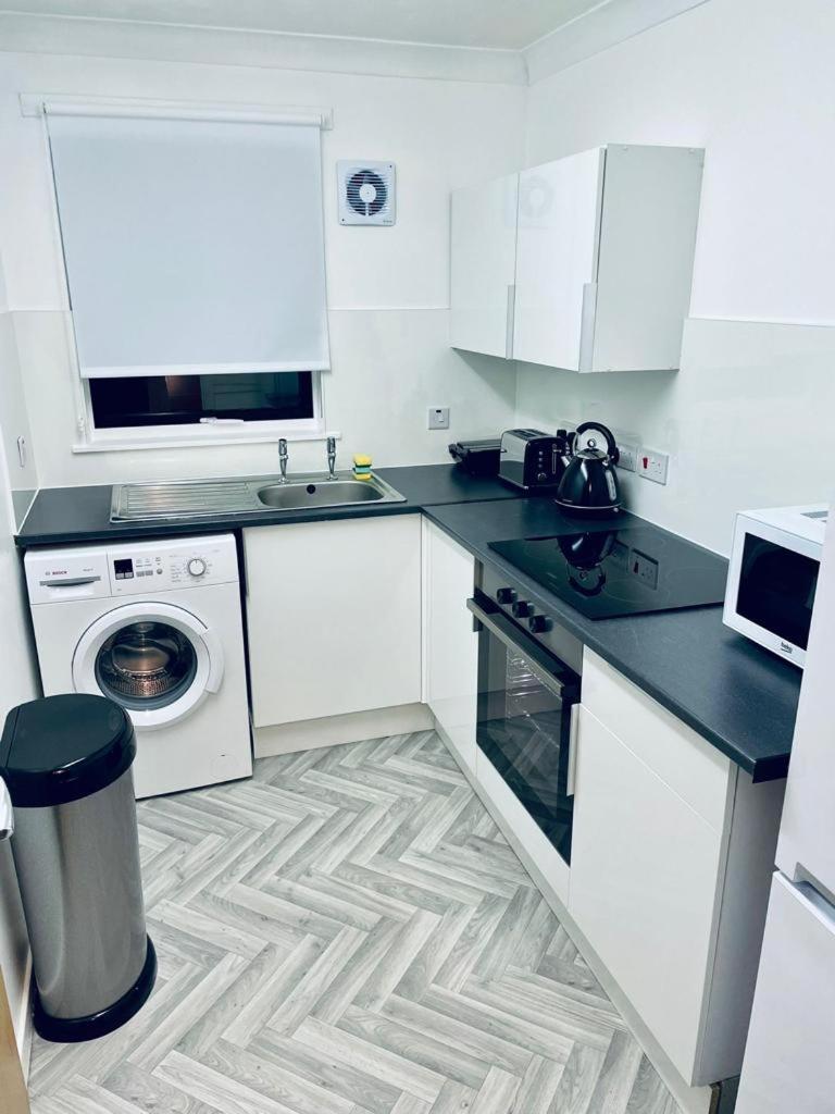 Modern 2 Bedroom Apartment With Free Parking view 2