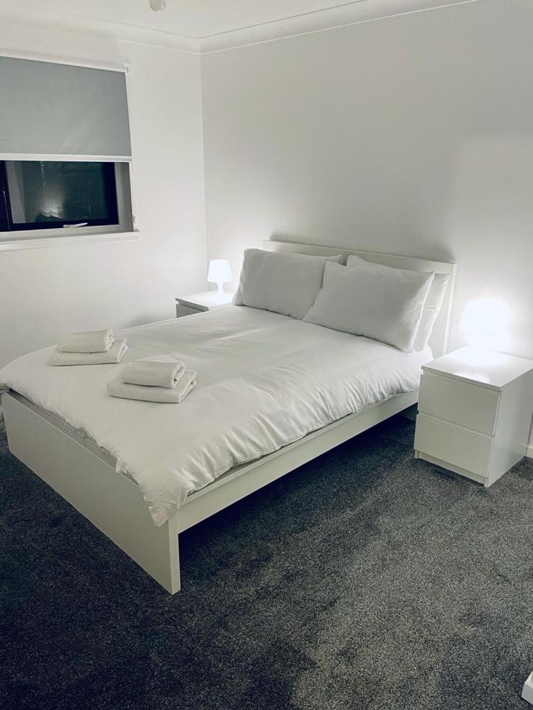 Modern 2 Bedroom Apartment With Free Parking view 4