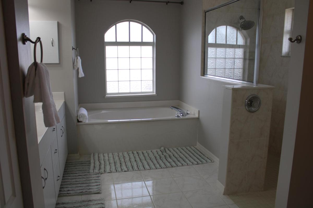 Spacious and private pool house, 15 min to beach view 3