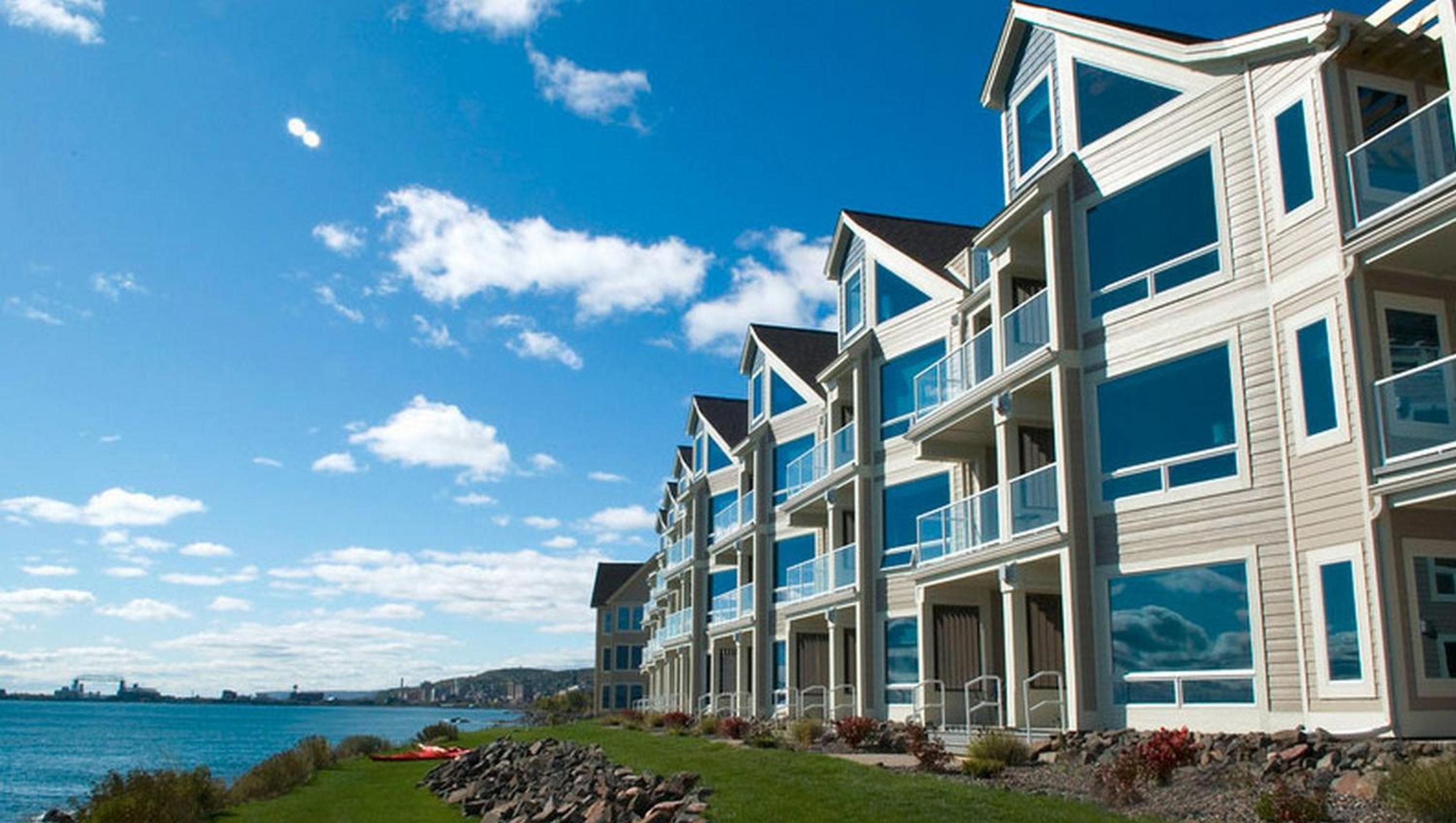 Hotel Beacon Pointe on Lake Superior - Image 1