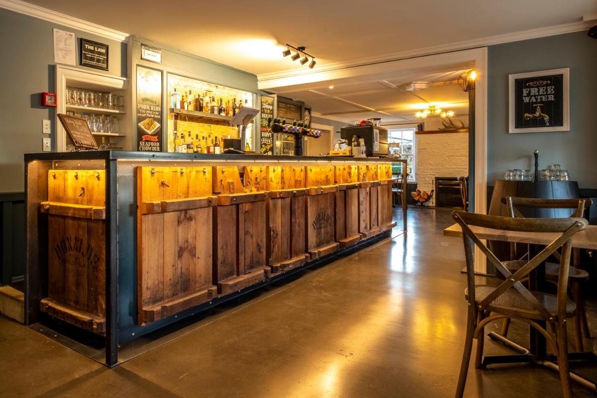 bar