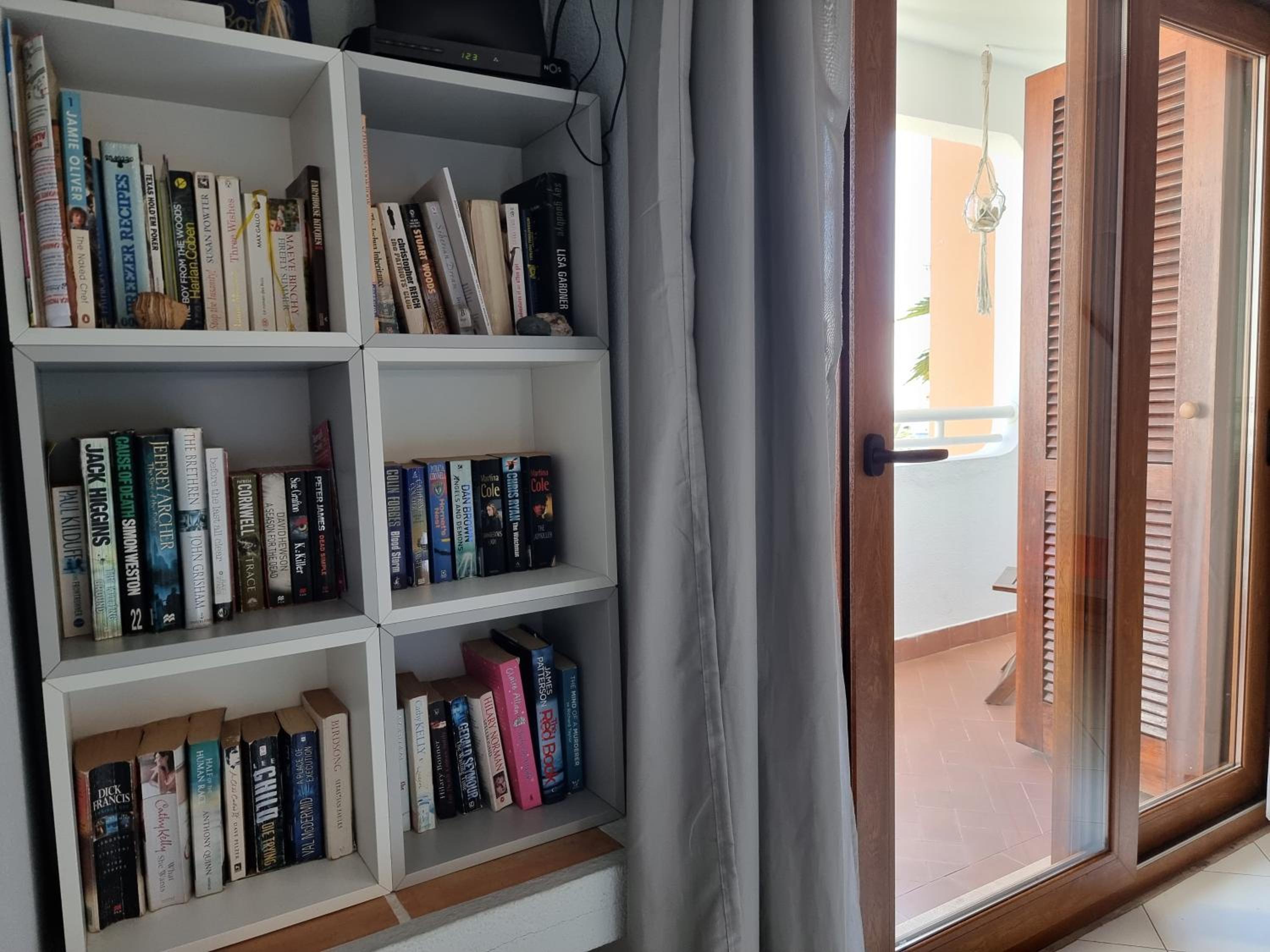 MAIN AVENUE ALBUFEIRA, walk to beach, Old Town, shooping, top location view 3