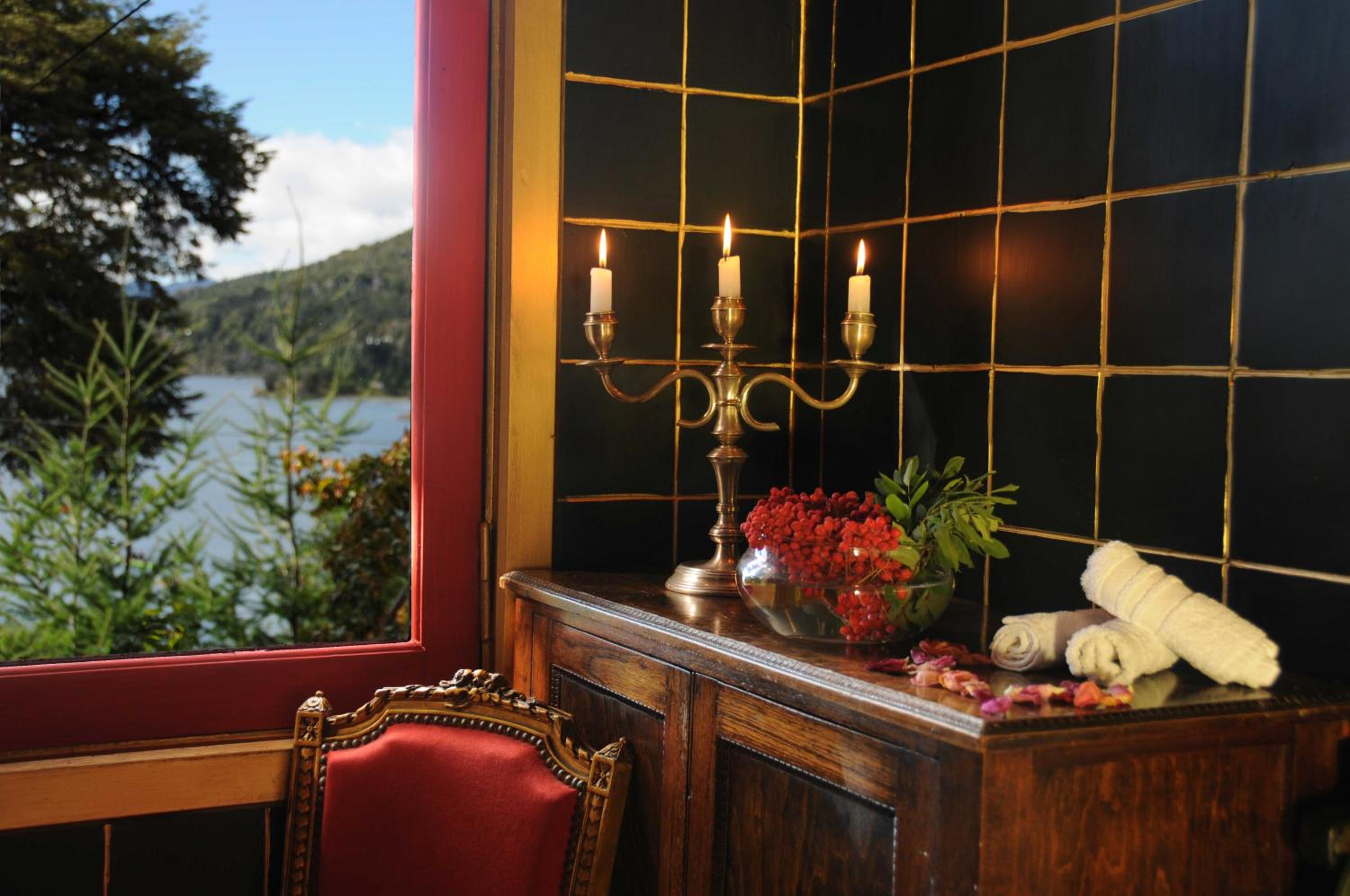 Los Juncos Patagonian Lake House