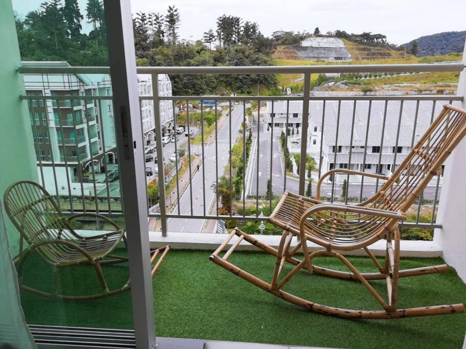 W6WarmStay@GoldenHills/3RPenthouse/WiFi/PasarMalamView/2carpark photo 1