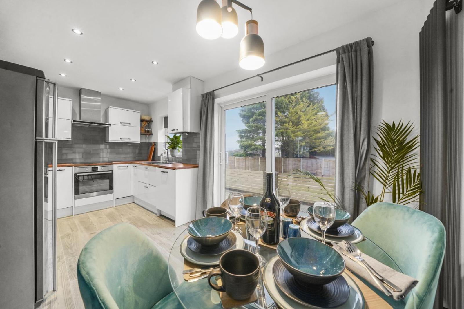Stunning 2-bedroom house with free parking & WiFi view 3