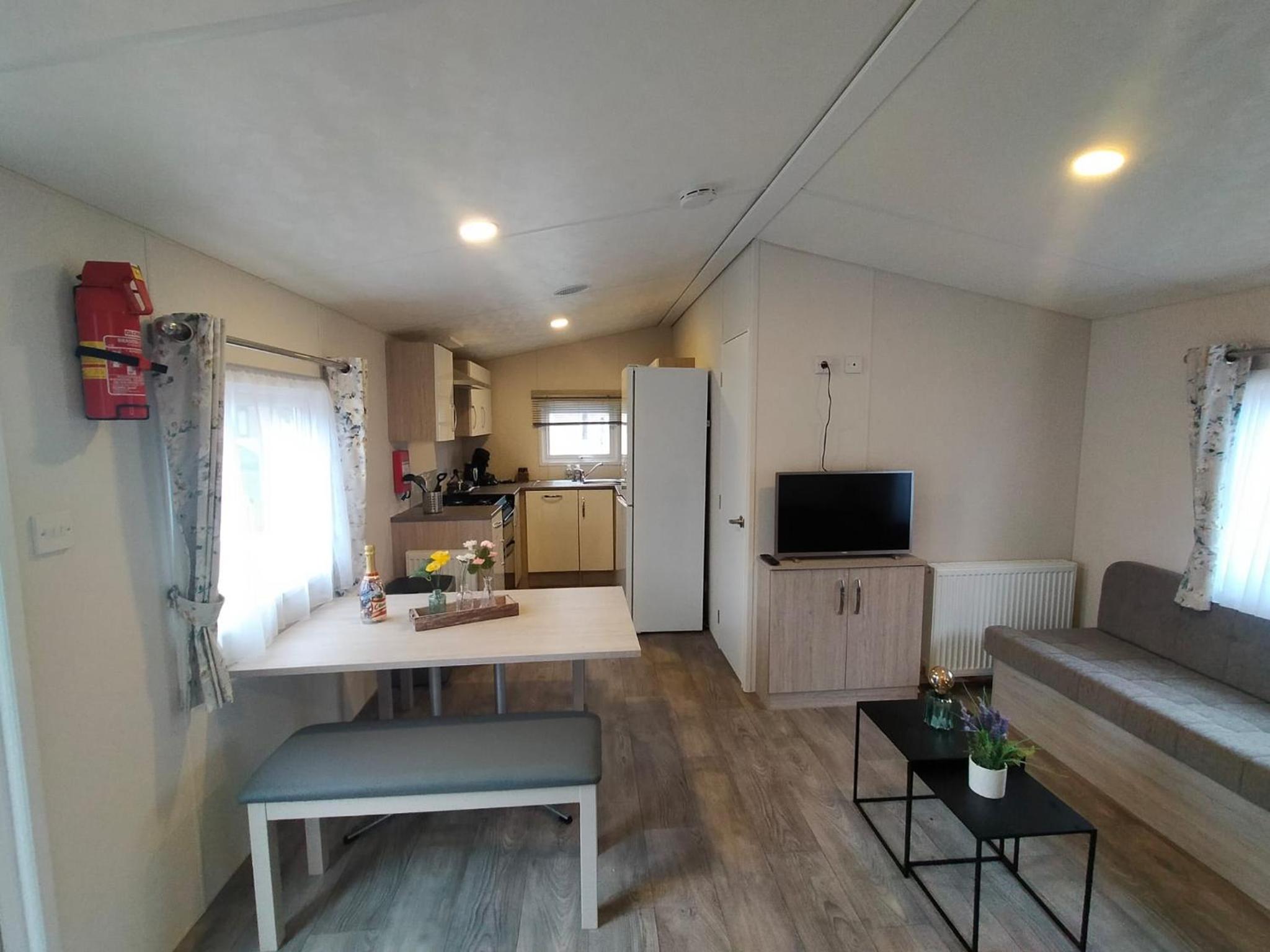 BJ Chalets - De Rug 1 - Vakantiepark Lauwersoog - LUXE chalet met vaatwasser! Vroege incheck! view 5