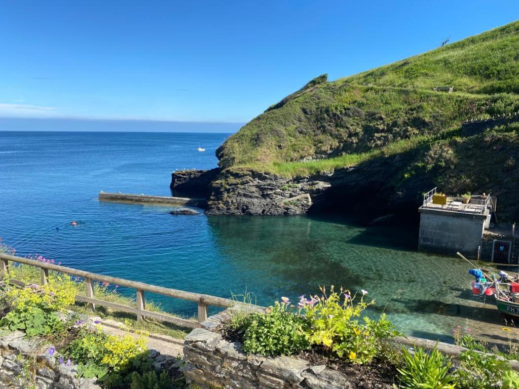 Unique Retreat - 2 bedroom cliff top cottage with large terrace view 3