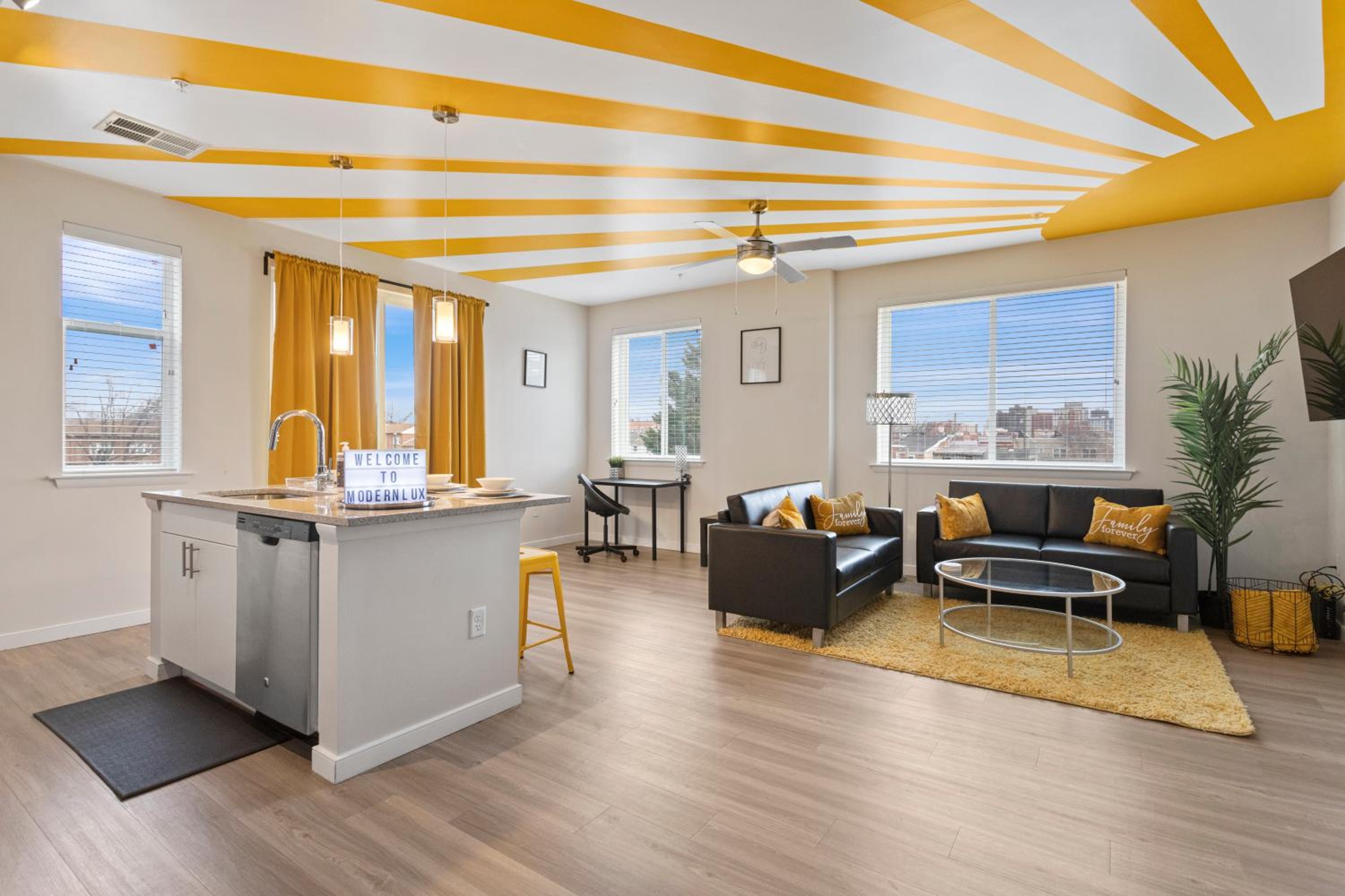Modern Home 2BR 2BA Free Off-Street Parking & Wifi view 2