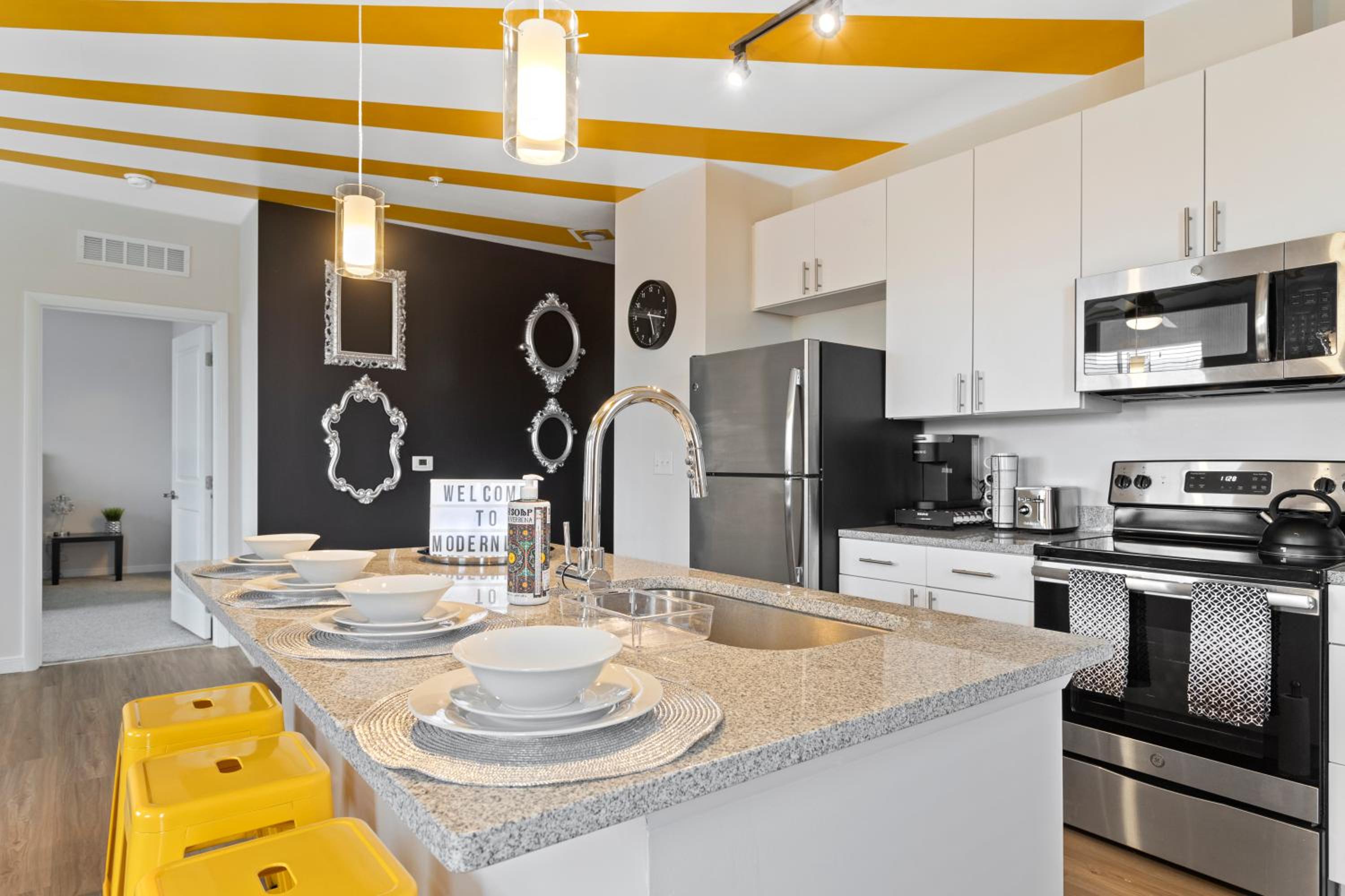 Modern Home 2BR 2BA Free Off-Street Parking & Wifi view 5