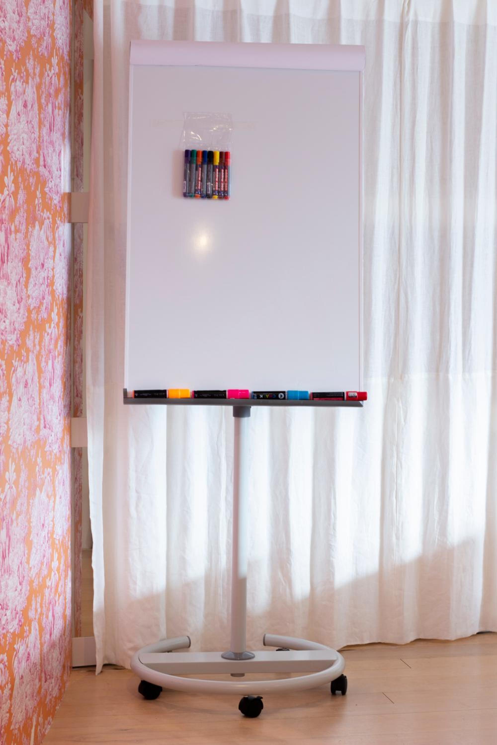 Flo's Atelier - Family studio NOTE studio is adjacent to Flo's apartment