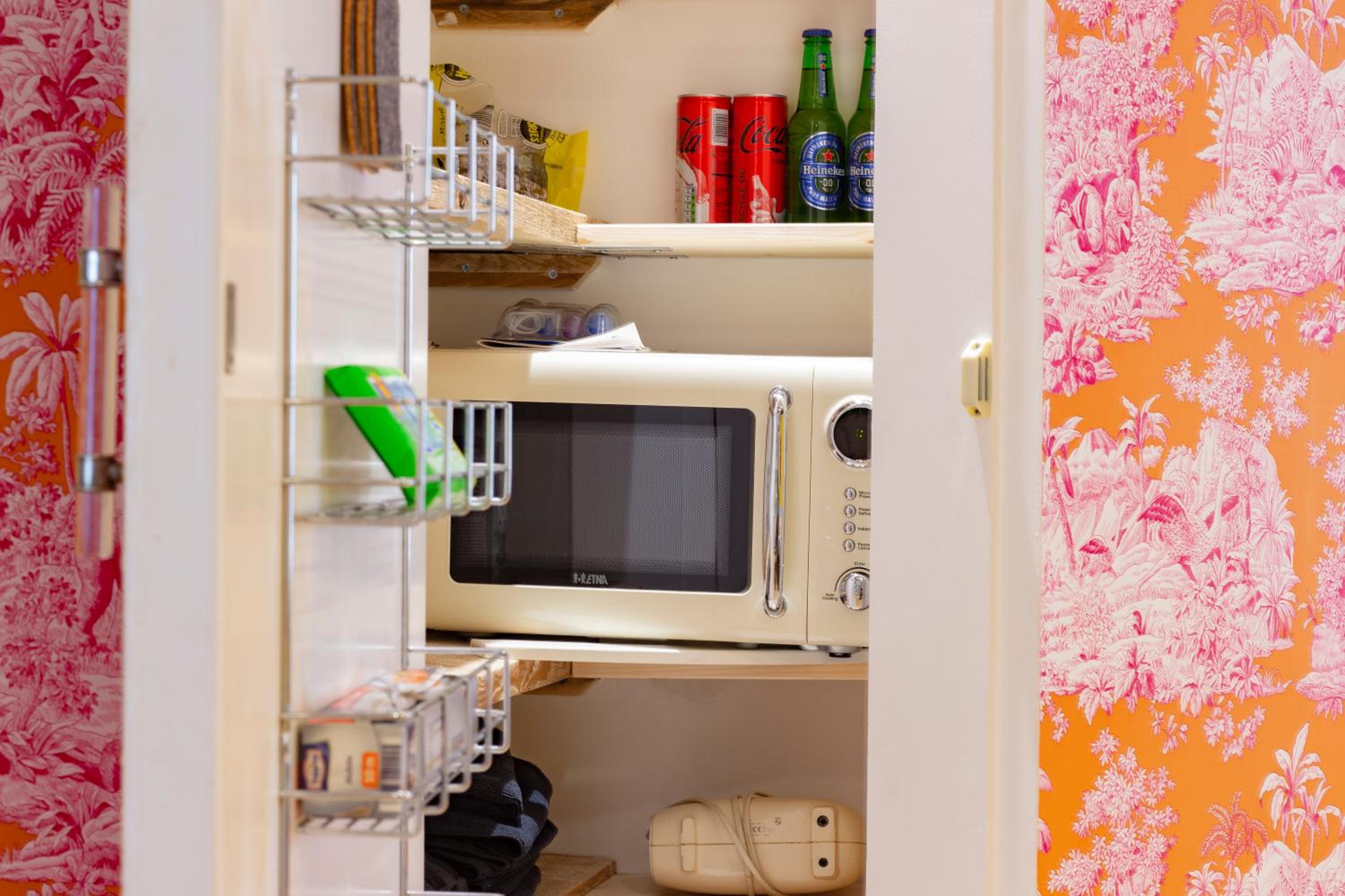 Flo's Atelier - Family studio NOTE studio is adjacent to Flo's apartment