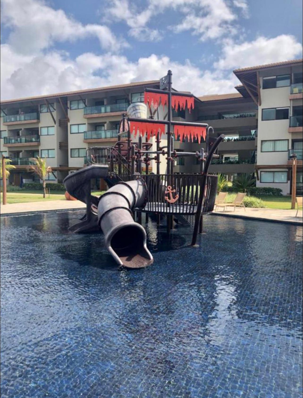 Polinésia Muro Alto Flat com piscina privativa