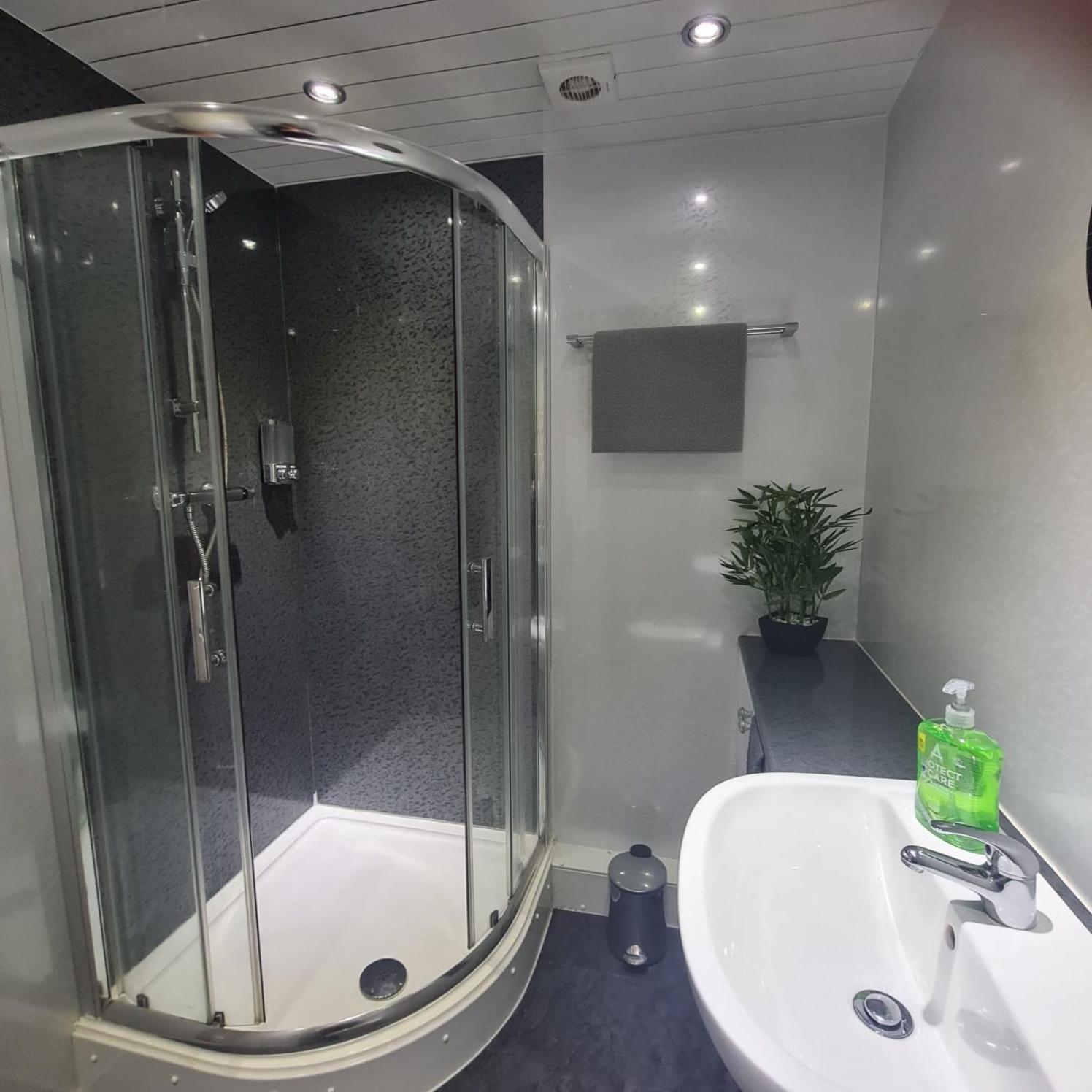Levenside Holiday Apartment, Balloch, Loch Lomond view 2