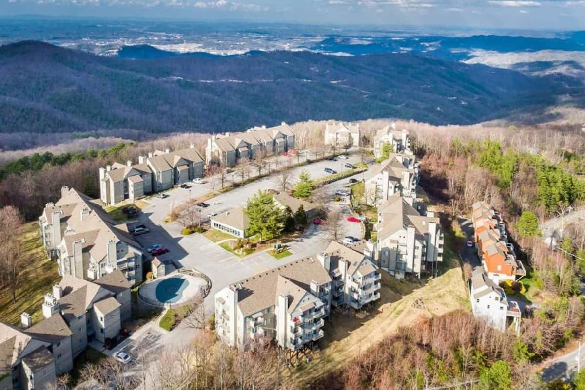 Mountain Villa Magnificent Views - 2 Pools, Fireplace & Hot Tub