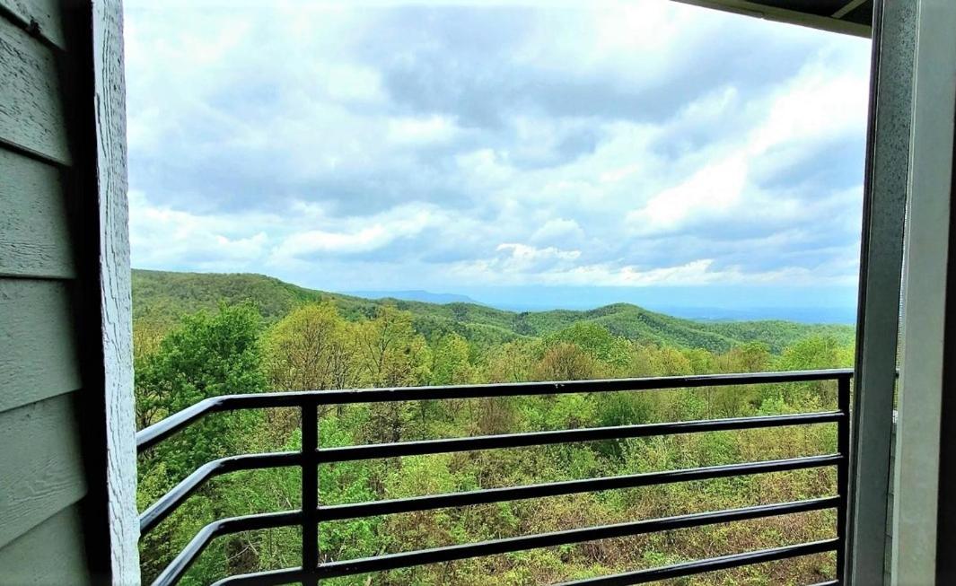 Mountain Villa Magnificent Views - 2 Pools, Fireplace & Hot Tub