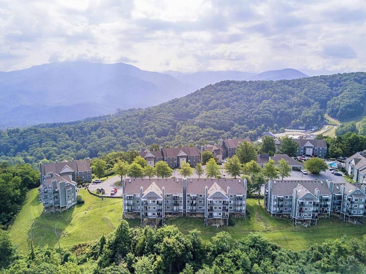 Mountain Villa Magnificent Views - 2 Pools, Fireplace & Hot Tub