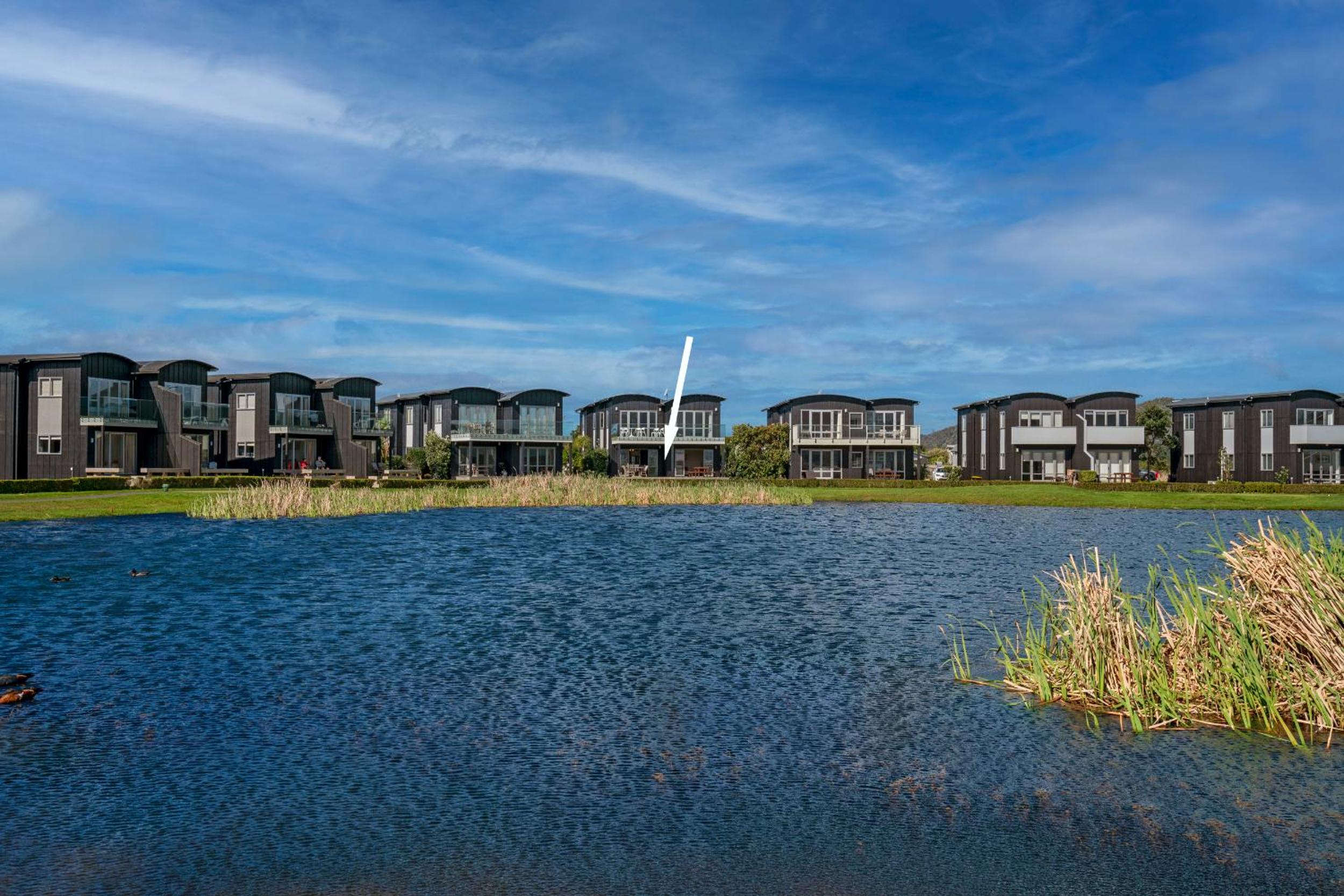 Matarangi Lakeside Gem - Golfers Dream! view 3