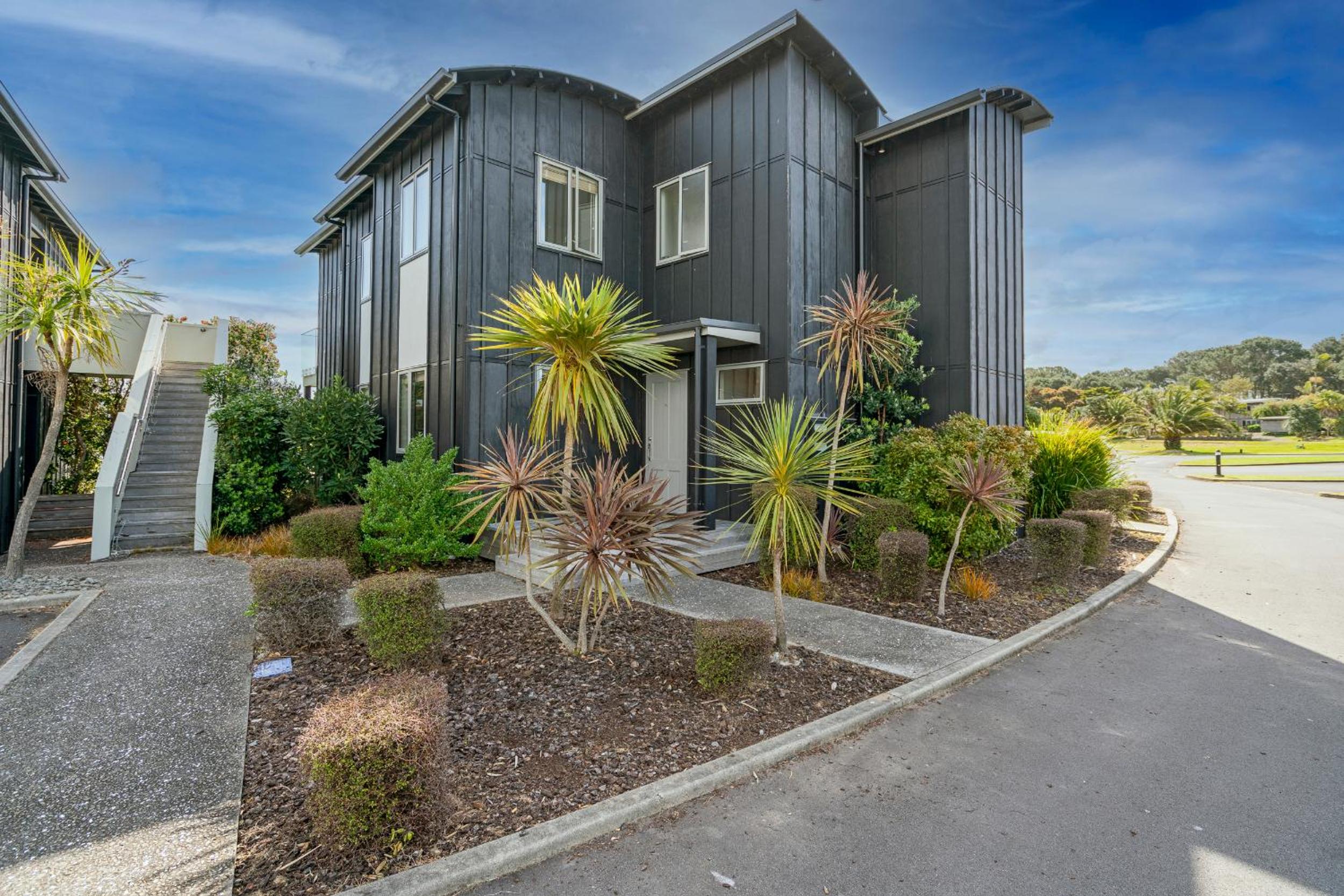 Matarangi Lakeside Gem - Golfers Dream! view 4