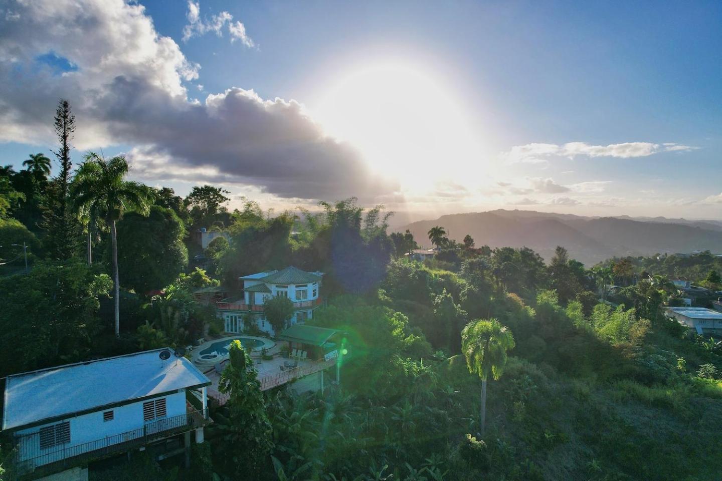Pancho's Paradise - Rainforest Guesthouse with Pool, Gazebo and View view 3