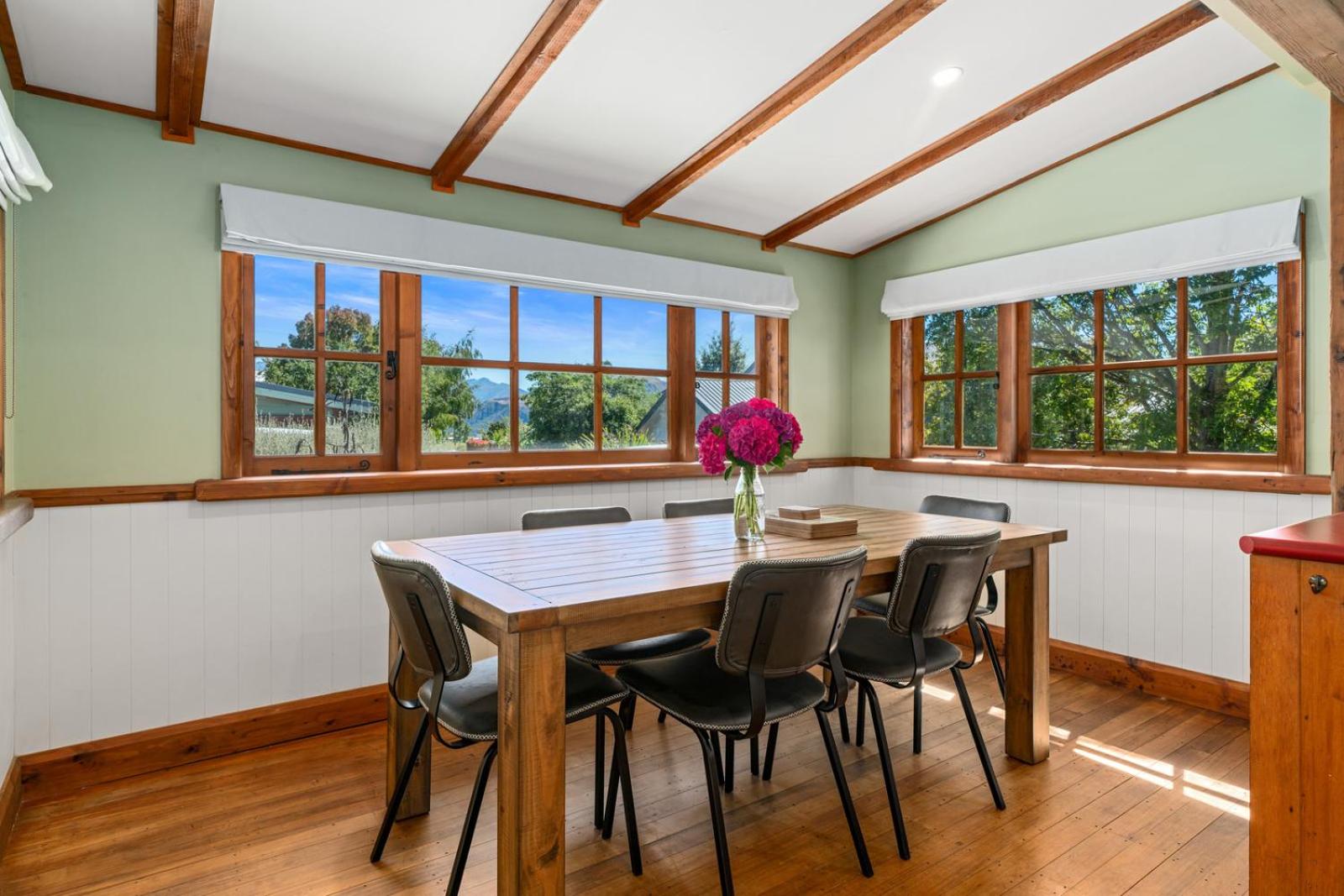 The Cottage on the Hill - Wānaka Holiday Home